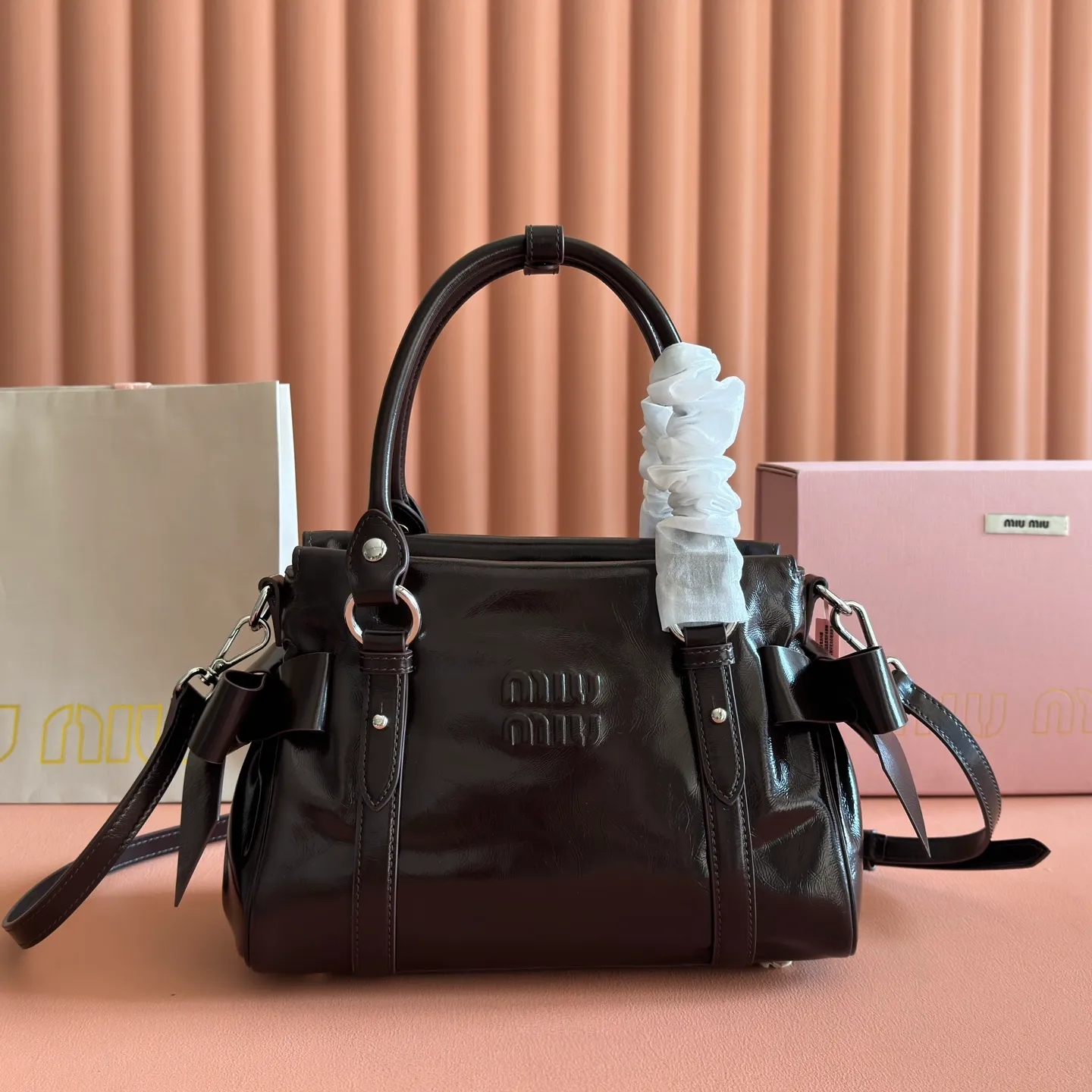P1860💋💋💋【Original leather configuration counter complete package】 5BA327 Miu Miu 26SS RIBBON early spring handbag classic. When I see it, I think of the classic of the first generation of miu. When a pair of wings decide to perch on the shoulders of history and the present at the same time, the real classic will always grow at both ends of time. The ancient silver buckle locks the unfaded gilt dream. Hard shell motorcycle bag + bow tie These two incompatible people collided together, but there was no sense of disharmony. They were a bit motorcycle and a bit cute. They were both sweet and sassy at the same time. They were very light in weight. Made of shiny cow leather. Size: 28*15*22cm.