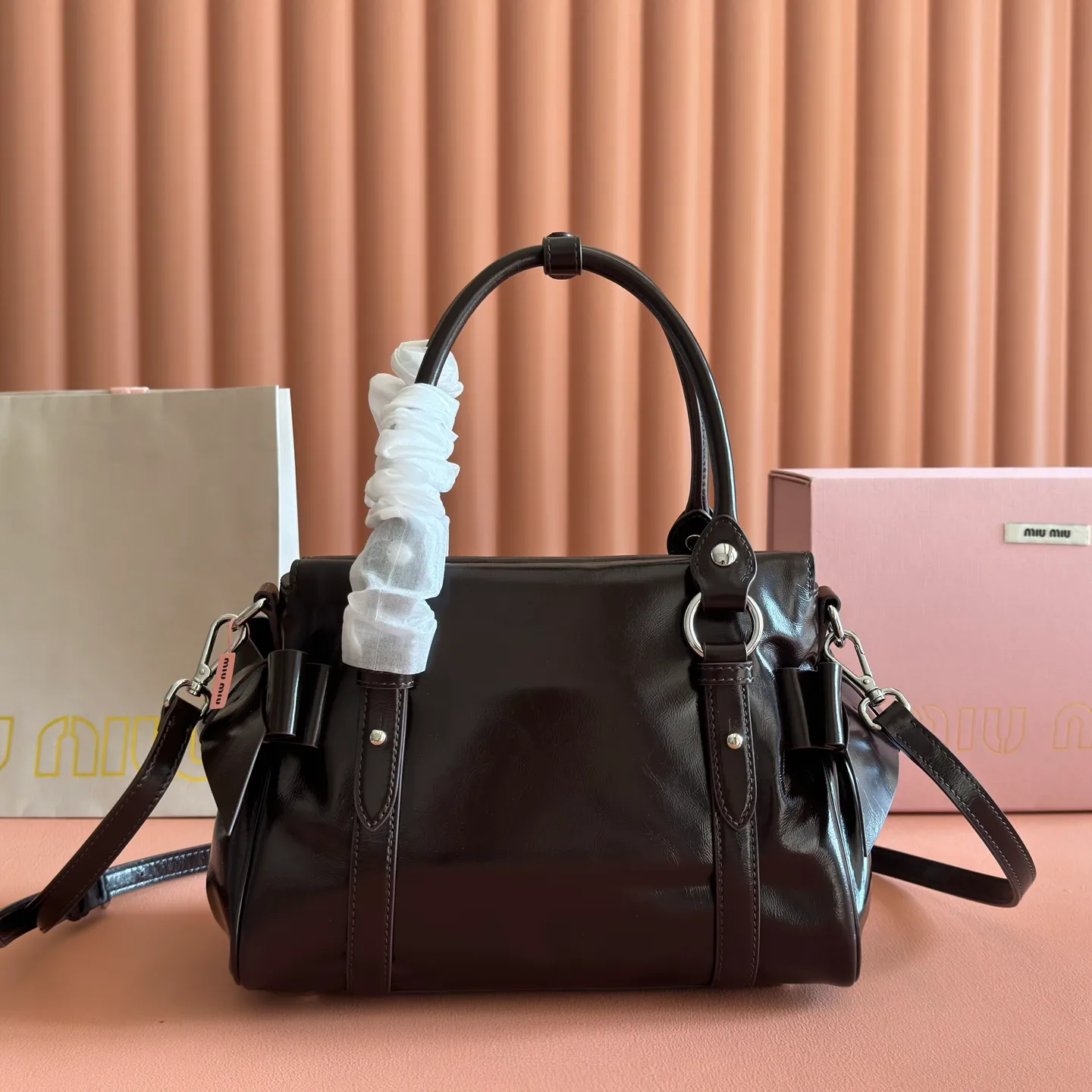 P1860💋💋💋【Original leather configuration counter complete package】 5BA327 Miu Miu 26SS RIBBON early spring handbag classic. When I see it, I think of the classic of the first generation of miu. When a pair of wings decide to perch on the shoulders of history and the present at the same time, the real classic will always grow at both ends of time. The ancient silver buckle locks the unfaded gilt dream. Hard shell motorcycle bag + bow tie These two incompatible people collided together, but there was no sense of disharmony. They were a bit motorcycle and a bit cute. They were both sweet and sassy at the same time. They were very light in weight. Made of shiny cow leather. Size: 28*15*22cm.