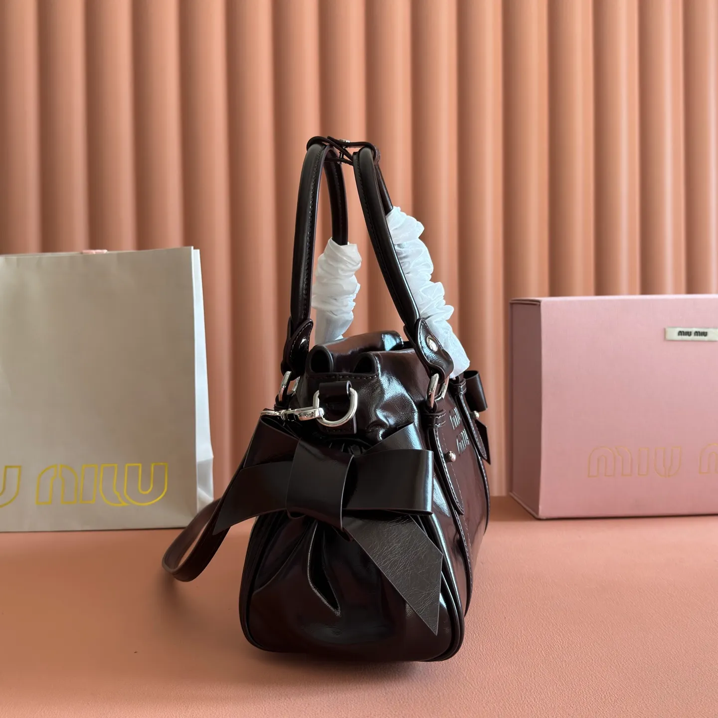 P1860💋💋💋【Original leather configuration counter complete package】 5BA327 Miu Miu 26SS RIBBON early spring handbag classic. When I see it, I think of the classic of the first generation of miu. When a pair of wings decide to perch on the shoulders of history and the present at the same time, the real classic will always grow at both ends of time. The ancient silver buckle locks the unfaded gilt dream. Hard shell motorcycle bag + bow tie These two incompatible people collided together, but there was no sense of disharmony. They were a bit motorcycle and a bit cute. They were both sweet and sassy at the same time. They were very light in weight. Made of shiny cow leather. Size: 28*15*22cm.