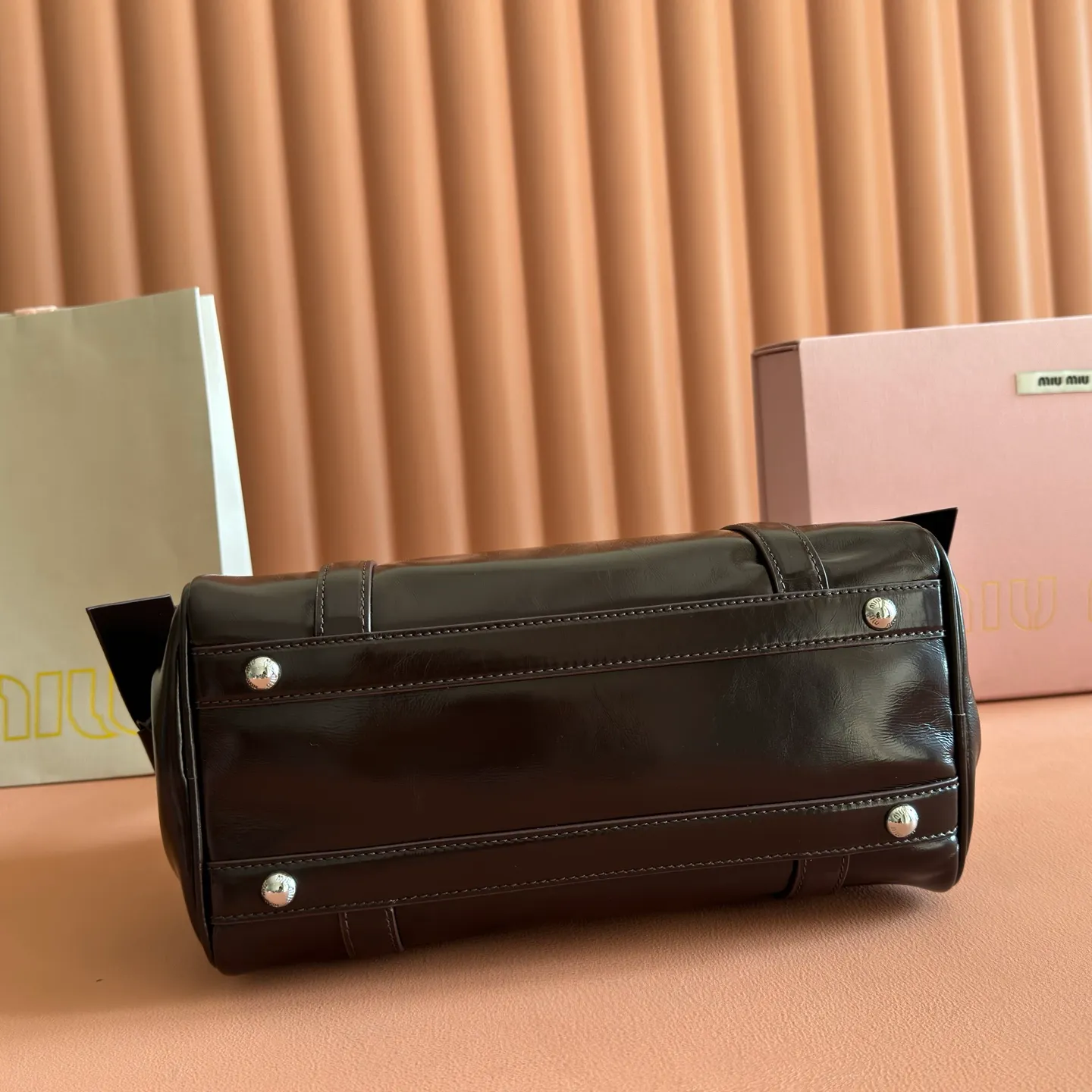 P1860💋💋💋【Original leather configuration counter complete package】 5BA327 Miu Miu 26SS RIBBON early spring handbag classic. When I see it, I think of the classic of the first generation of miu. When a pair of wings decide to perch on the shoulders of history and the present at the same time, the real classic will always grow at both ends of time. The ancient silver buckle locks the unfaded gilt dream. Hard shell motorcycle bag + bow tie These two incompatible people collided together, but there was no sense of disharmony. They were a bit motorcycle and a bit cute. They were both sweet and sassy at the same time. They were very light in weight. Made of shiny cow leather. Size: 28*15*22cm.
