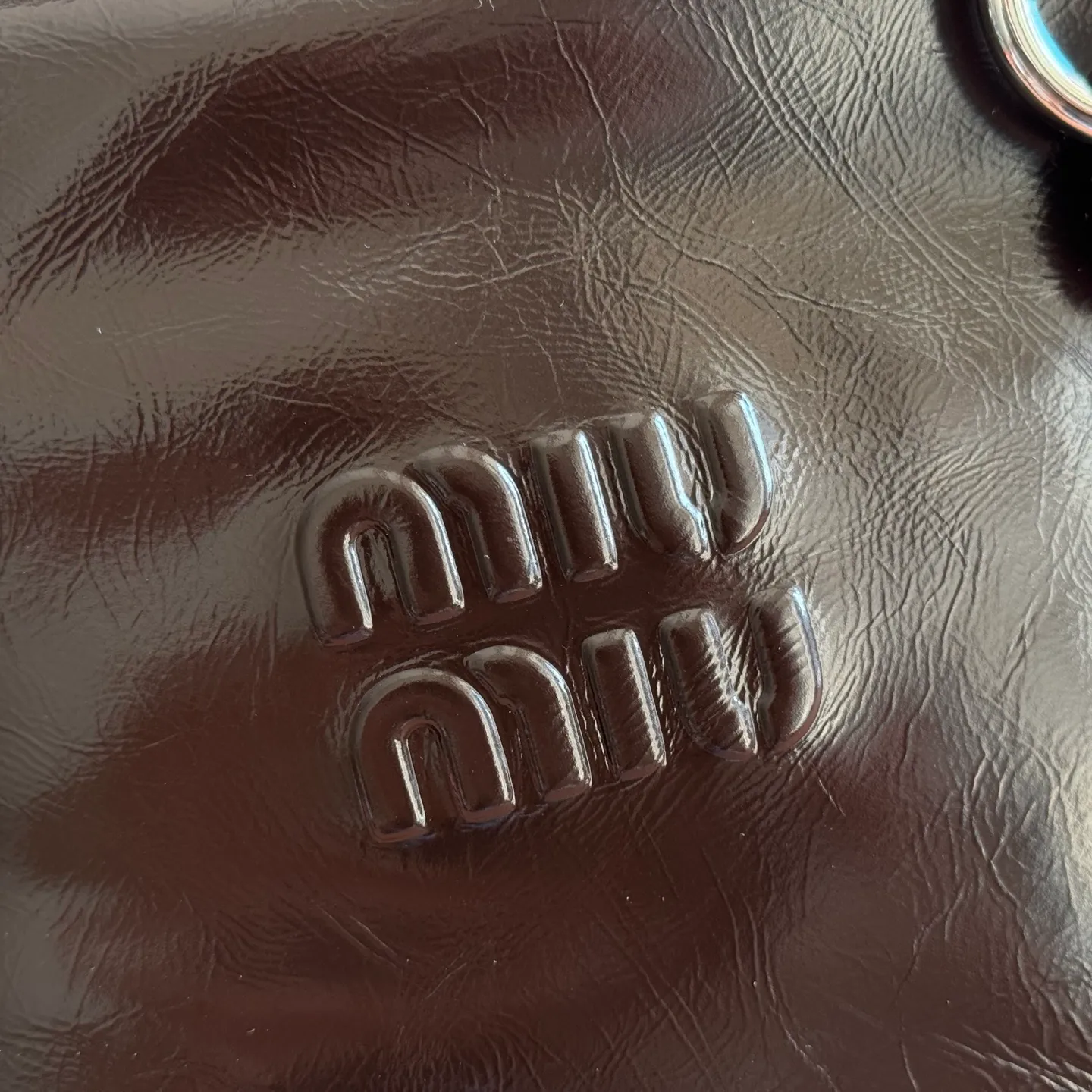 P1860💋💋💋【Original leather configuration counter complete package】 5BA327 Miu Miu 26SS RIBBON early spring handbag classic. When I see it, I think of the classic of the first generation of miu. When a pair of wings decide to perch on the shoulders of history and the present at the same time, the real classic will always grow at both ends of time. The ancient silver buckle locks the unfaded gilt dream. Hard shell motorcycle bag + bow tie These two incompatible people collided together, but there was no sense of disharmony. They were a bit motorcycle and a bit cute. They were both sweet and sassy at the same time. They were very light in weight. Made of shiny cow leather. Size: 28*15*22cm.