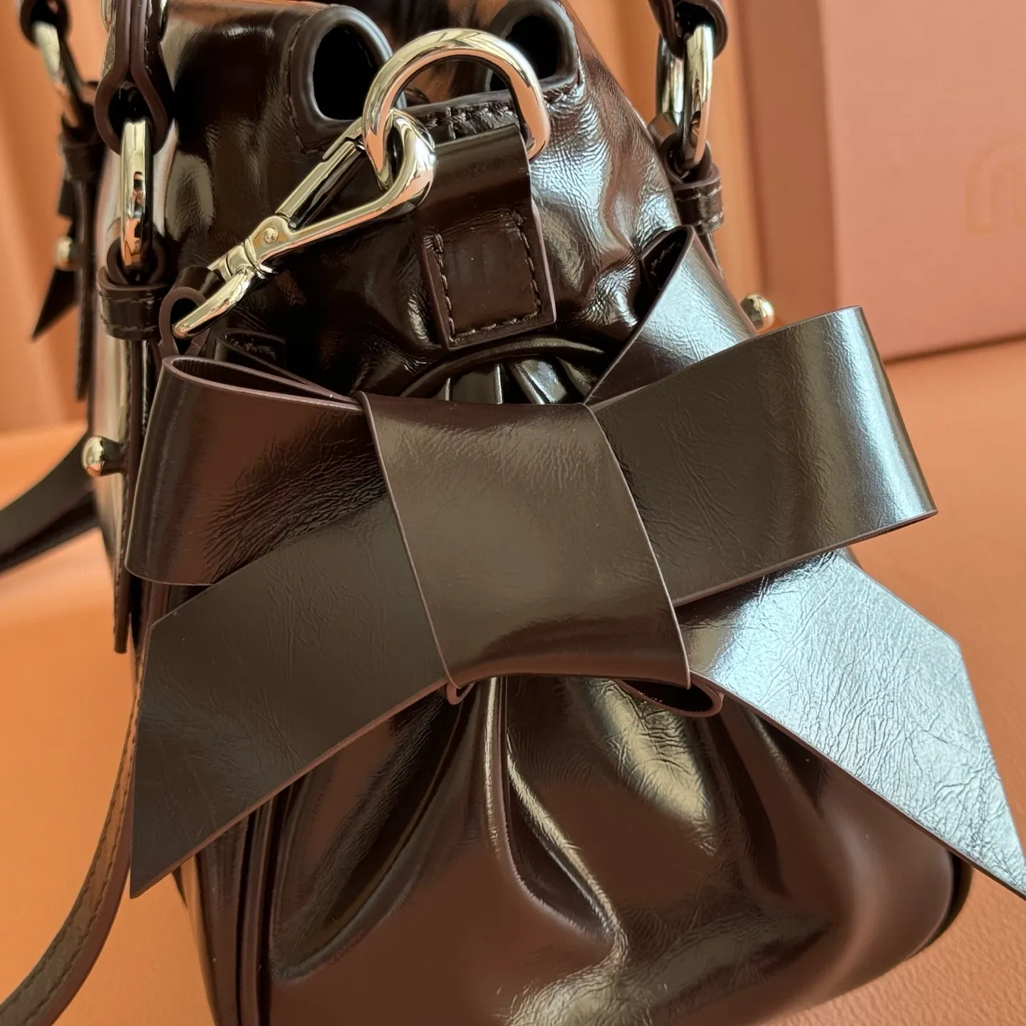 P1860💋💋💋【Original leather configuration counter complete package】 5BA327 Miu Miu 26SS RIBBON early spring handbag classic. When I see it, I think of the classic of the first generation of miu. When a pair of wings decide to perch on the shoulders of history and the present at the same time, the real classic will always grow at both ends of time. The ancient silver buckle locks the unfaded gilt dream. Hard shell motorcycle bag + bow tie These two incompatible people collided together, but there was no sense of disharmony. They were a bit motorcycle and a bit cute. They were both sweet and sassy at the same time. They were very light in weight. Made of shiny cow leather. Size: 28*15*22cm.