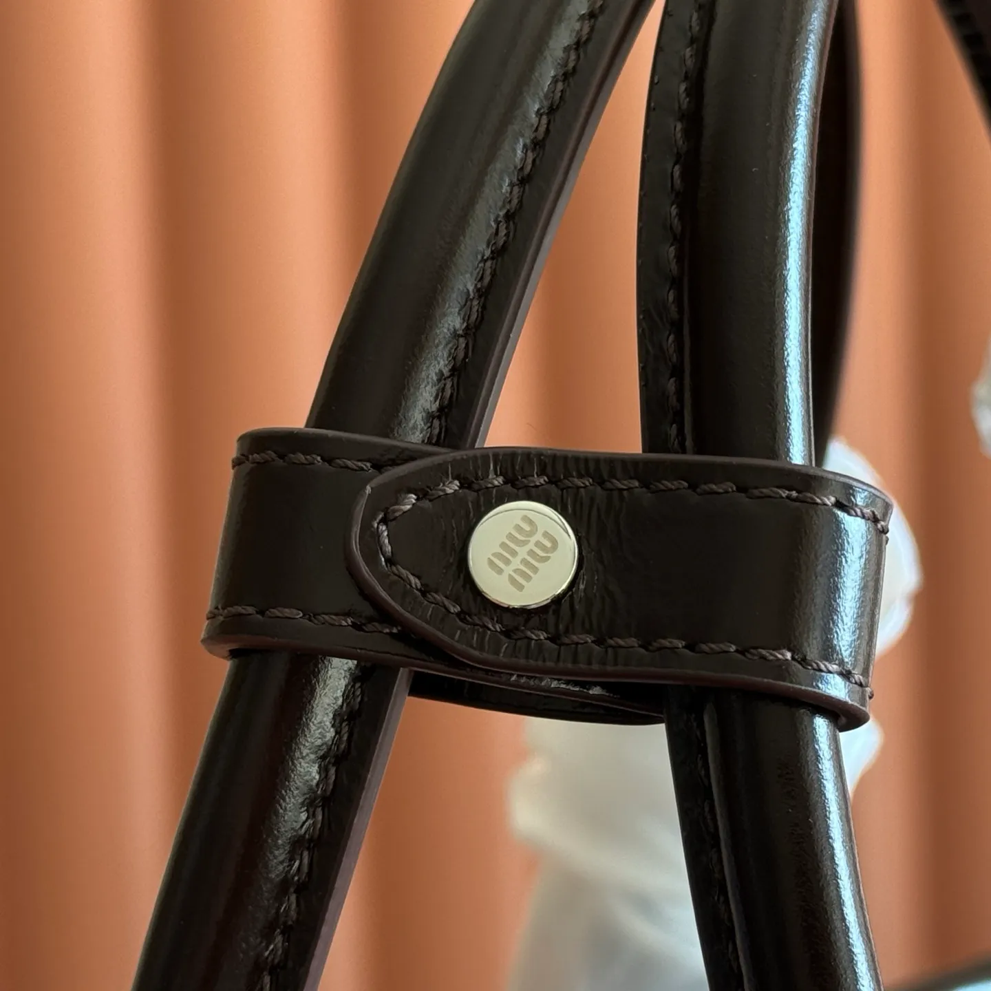 P1860💋💋💋【Original leather configuration counter complete package】 5BA327 Miu Miu 26SS RIBBON early spring handbag classic. When I see it, I think of the classic of the first generation of miu. When a pair of wings decide to perch on the shoulders of history and the present at the same time, the real classic will always grow at both ends of time. The ancient silver buckle locks the unfaded gilt dream. Hard shell motorcycle bag + bow tie These two incompatible people collided together, but there was no sense of disharmony. They were a bit motorcycle and a bit cute. They were both sweet and sassy at the same time. They were very light in weight. Made of shiny cow leather. Size: 28*15*22cm.