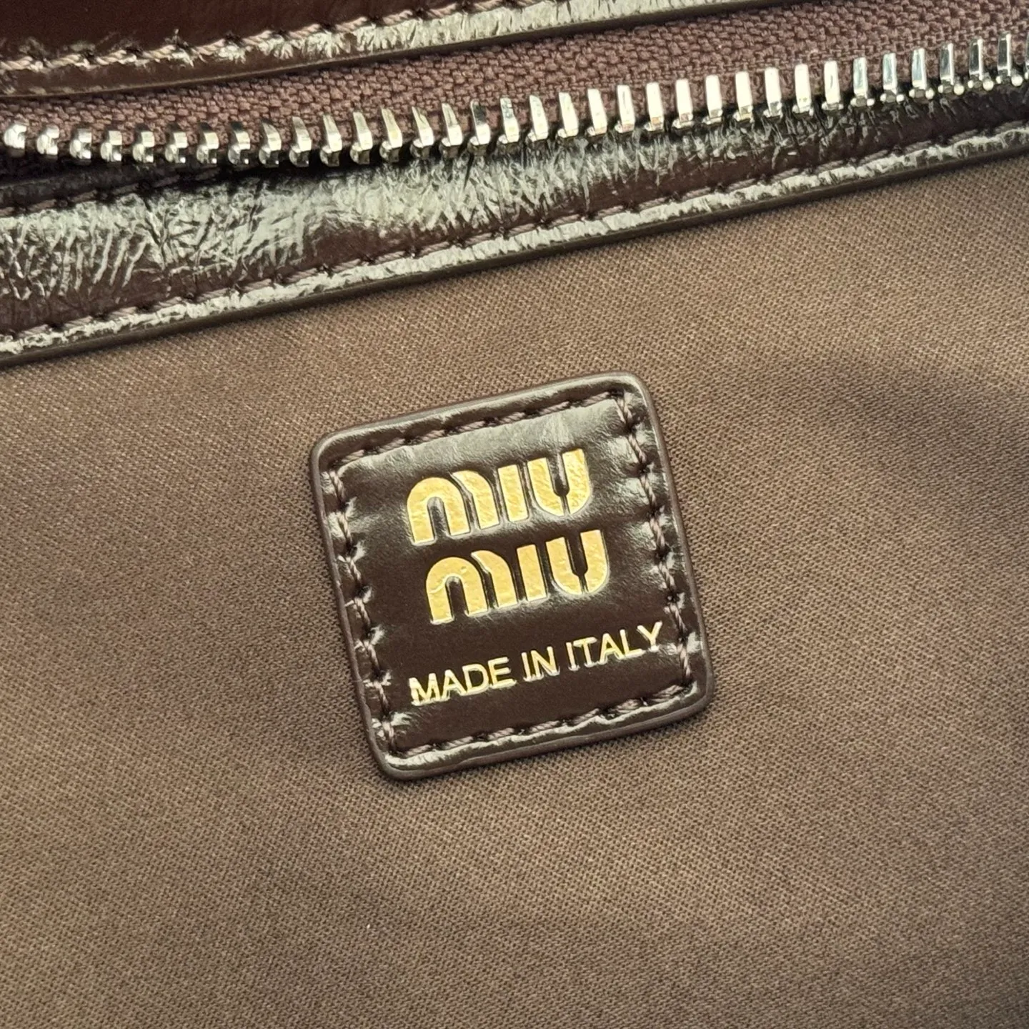 P1860💋💋💋【Original leather configuration counter complete package】 5BA327 Miu Miu 26SS RIBBON early spring handbag classic. When I see it, I think of the classic of the first generation of miu. When a pair of wings decide to perch on the shoulders of history and the present at the same time, the real classic will always grow at both ends of time. The ancient silver buckle locks the unfaded gilt dream. Hard shell motorcycle bag + bow tie These two incompatible people collided together, but there was no sense of disharmony. They were a bit motorcycle and a bit cute. They were both sweet and sassy at the same time. They were very light in weight. Made of shiny cow leather. Size: 28*15*22cm.