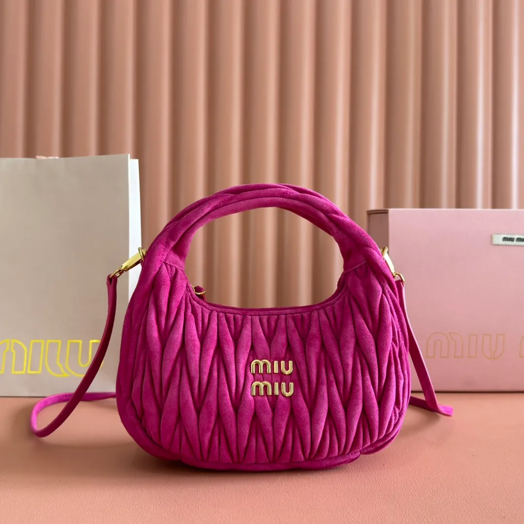 p1560💋💋💋[Full set of packaging at the counter] 5BC125: MiuMiu's new MiuWander suede leather handbag, this year's super popular deerskin material, a must-have item for autumn and winter, retro frosted hardware, using round curves to retain the playful feel it should have, the overall shape of the bag is stiff and stylish, full of personality, can be sweet or salty, the capacity can be light, size: 23X13X7