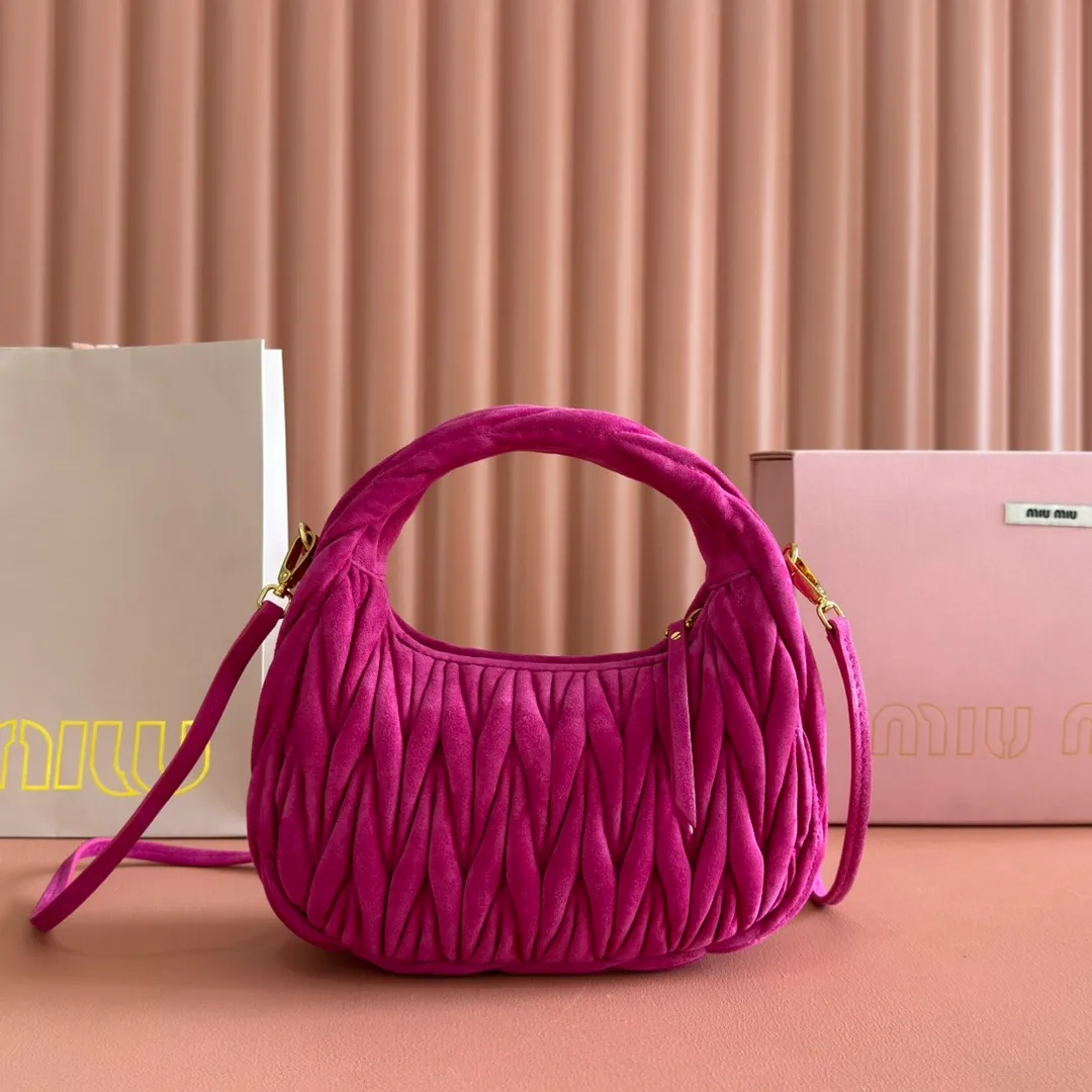 p1560💋💋💋[Full set of packaging at the counter] 5BC125: MiuMiu's new MiuWander suede leather handbag, this year's super popular deerskin material, a must-have item for autumn and winter, retro frosted hardware, using round curves to retain the playful feel it should have, the overall shape of the bag is stiff and stylish, full of personality, can be sweet or salty, the capacity can be light, size: 23X13X7