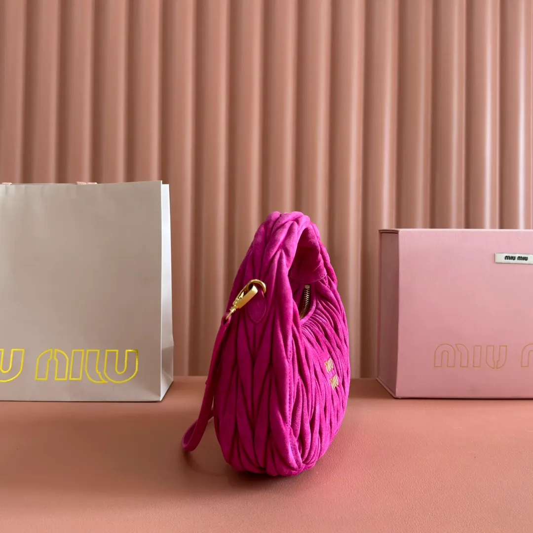 p1560💋💋💋[Full set of packaging at the counter] 5BC125: MiuMiu's new MiuWander suede leather handbag, this year's super popular deerskin material, a must-have item for autumn and winter, retro frosted hardware, using round curves to retain the playful feel it should have, the overall shape of the bag is stiff and stylish, full of personality, can be sweet or salty, the capacity can be light, size: 23X13X7