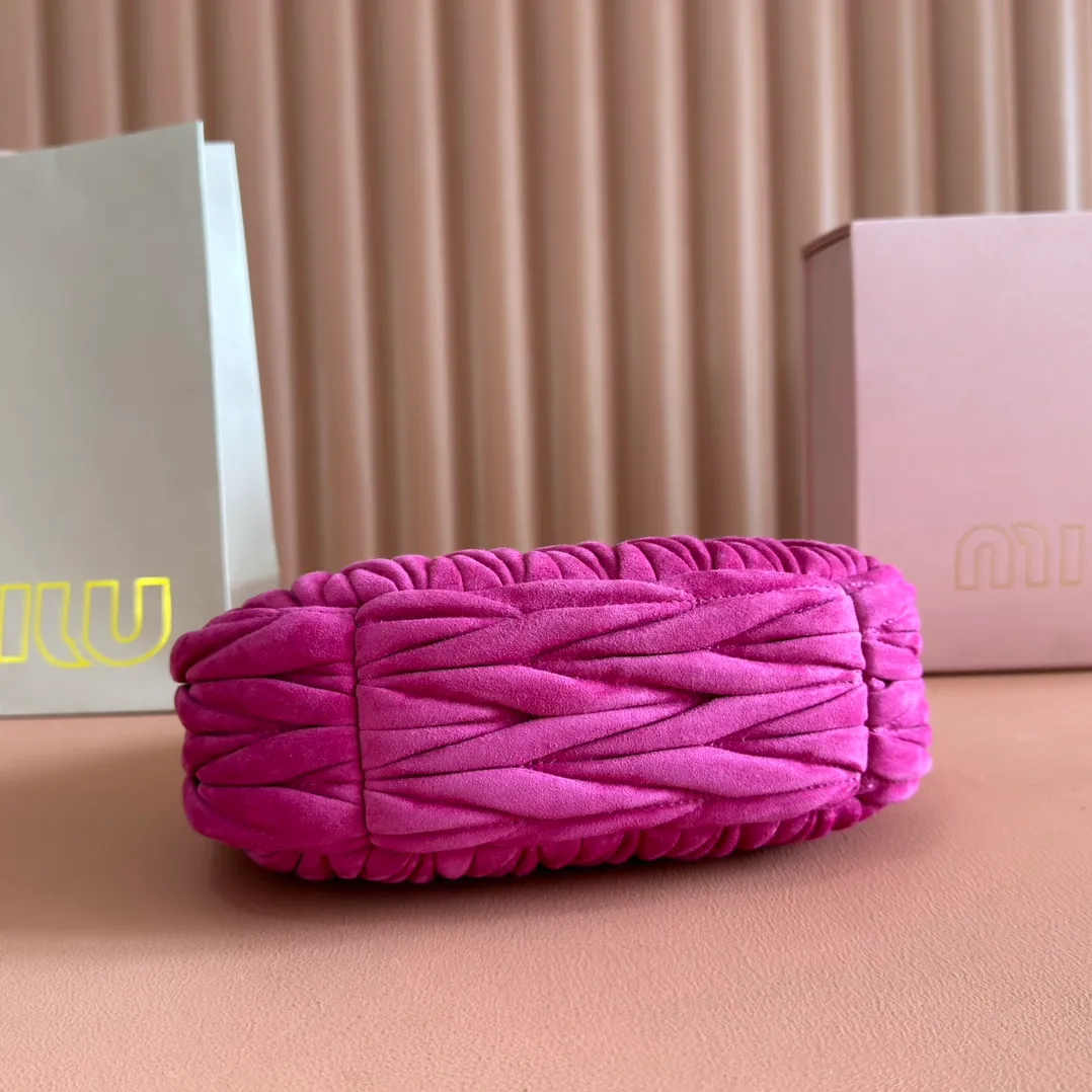 p1560💋💋💋[Full set of packaging at the counter] 5BC125: MiuMiu's new MiuWander suede leather handbag, this year's super popular deerskin material, a must-have item for autumn and winter, retro frosted hardware, using round curves to retain the playful feel it should have, the overall shape of the bag is stiff and stylish, full of personality, can be sweet or salty, the capacity can be light, size: 23X13X7