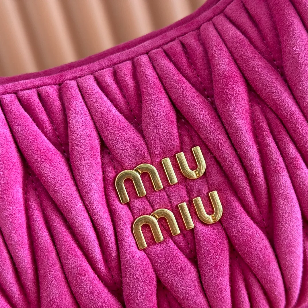 p1560💋💋💋[Full set of packaging at the counter] 5BC125: MiuMiu's new MiuWander suede leather handbag, this year's super popular deerskin material, a must-have item for autumn and winter, retro frosted hardware, using round curves to retain the playful feel it should have, the overall shape of the bag is stiff and stylish, full of personality, can be sweet or salty, the capacity can be light, size: 23X13X7