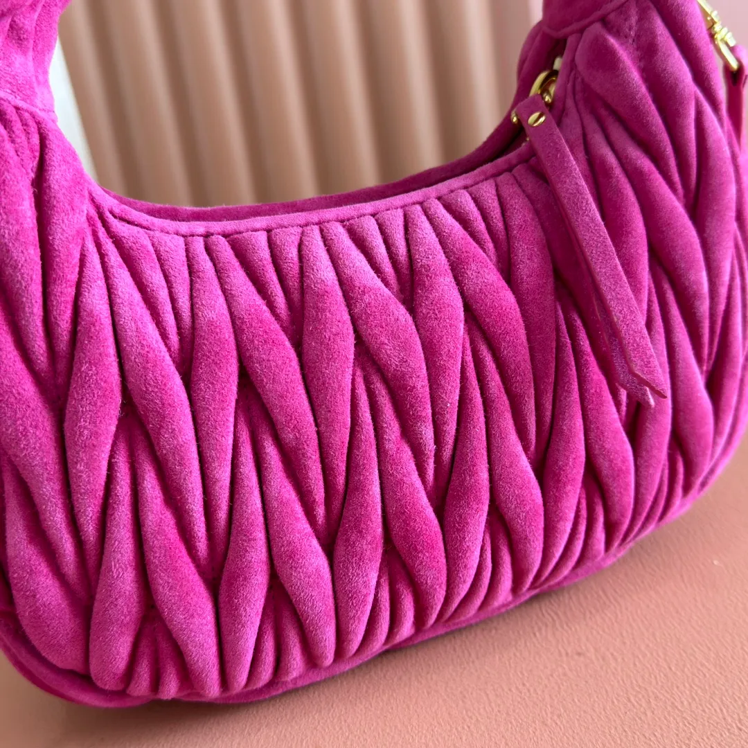 p1560💋💋💋[Full set of packaging at the counter] 5BC125: MiuMiu's new MiuWander suede leather handbag, this year's super popular deerskin material, a must-have item for autumn and winter, retro frosted hardware, using round curves to retain the playful feel it should have, the overall shape of the bag is stiff and stylish, full of personality, can be sweet or salty, the capacity can be light, size: 23X13X7