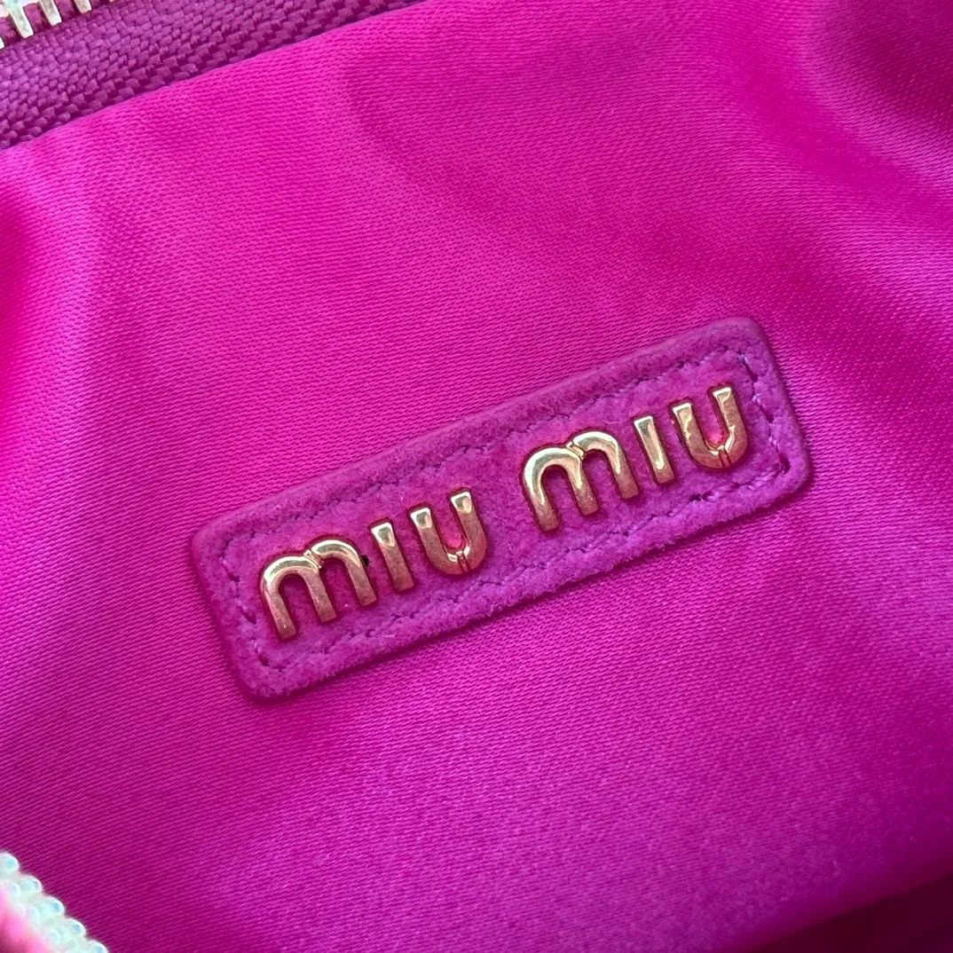 p1560💋💋💋[Full set of packaging at the counter] 5BC125: MiuMiu's new MiuWander suede leather handbag, this year's super popular deerskin material, a must-have item for autumn and winter, retro frosted hardware, using round curves to retain the playful feel it should have, the overall shape of the bag is stiff and stylish, full of personality, can be sweet or salty, the capacity can be light, size: 23X13X7
