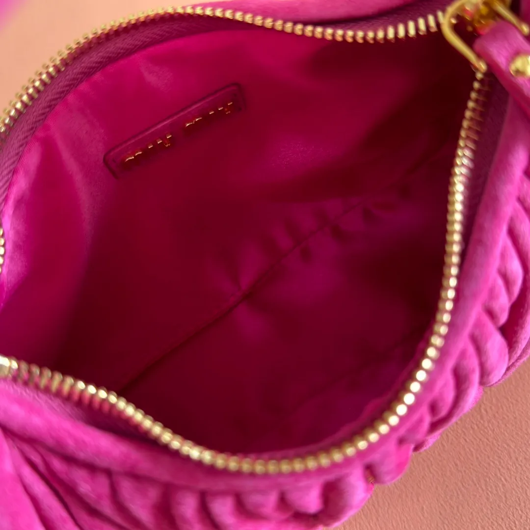 p1560💋💋💋[Full set of packaging at the counter] 5BC125: MiuMiu's new MiuWander suede leather handbag, this year's super popular deerskin material, a must-have item for autumn and winter, retro frosted hardware, using round curves to retain the playful feel it should have, the overall shape of the bag is stiff and stylish, full of personality, can be sweet or salty, the capacity can be light, size: 23X13X7