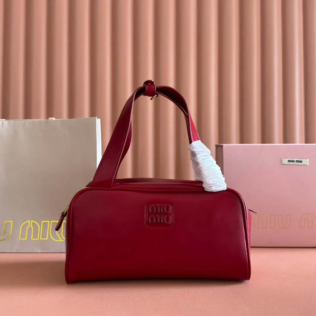 p1500💋💋💋【Original leather configuration counter complete package】Cow leather medium handbag No.: 5BB182_2IEO_F0041_V_M00 Compact and versatile, this new interpretation of the handbag features a flat handle, an elegant logo on the front and the subtle sheen of soft cow leather, embodying the refined spirit of Miu Miu. ●With handles ●Gold hardware ·Zipper closure ·Lined, double zip pockets ●Front engraved logo Width: 28 cm, Height: 15 cm, Length: 13 cm