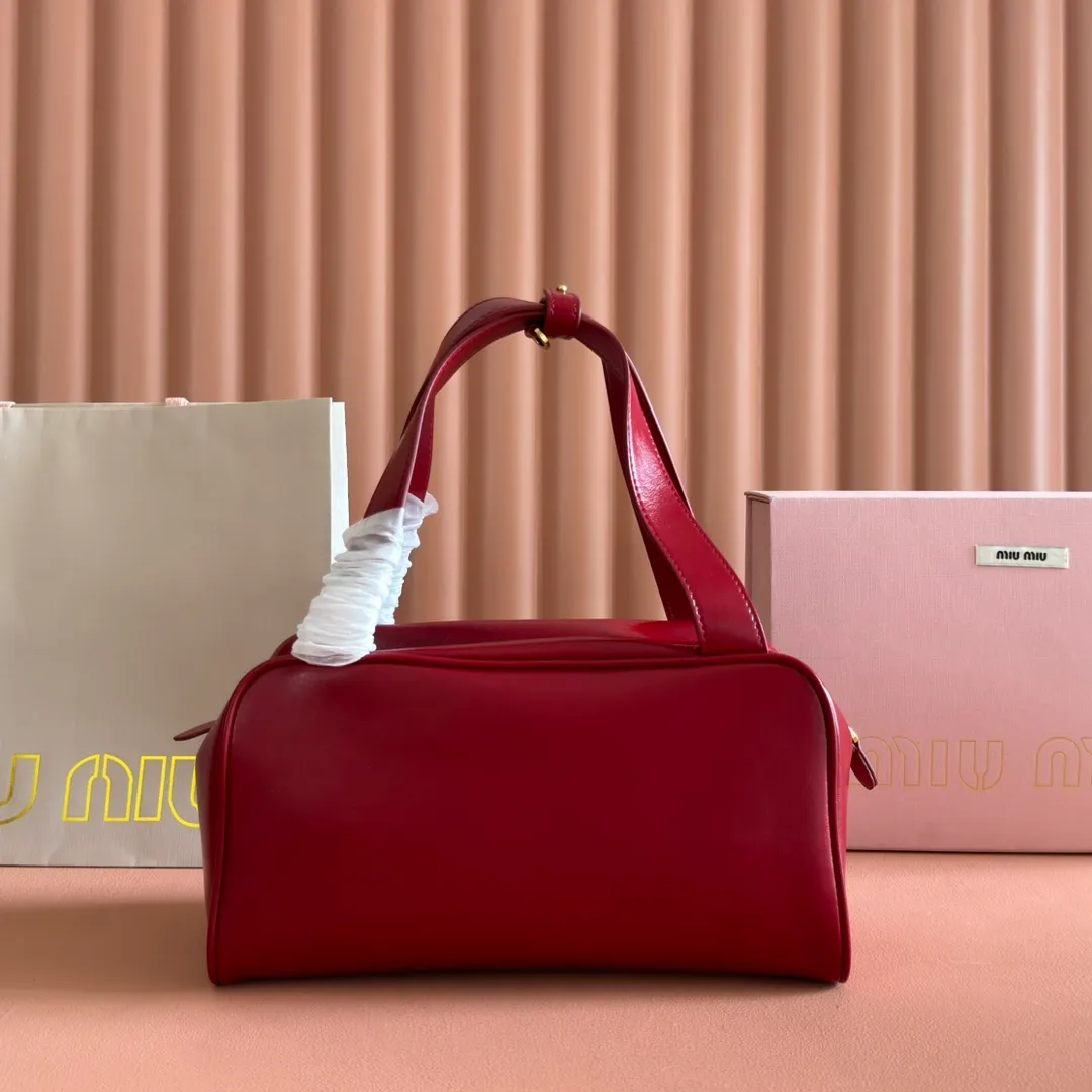 p1500💋💋💋【Original leather configuration counter complete package】Cow leather medium handbag No.: 5BB182_2IEO_F0041_V_M00 Compact and versatile, this new interpretation of the handbag features a flat handle, an elegant logo on the front and the subtle sheen of soft cow leather, embodying the refined spirit of Miu Miu. ●With handles ●Gold hardware ·Zipper closure ·Lined, double zip pockets ●Front engraved logo Width: 28 cm, Height: 15 cm, Length: 13 cm
