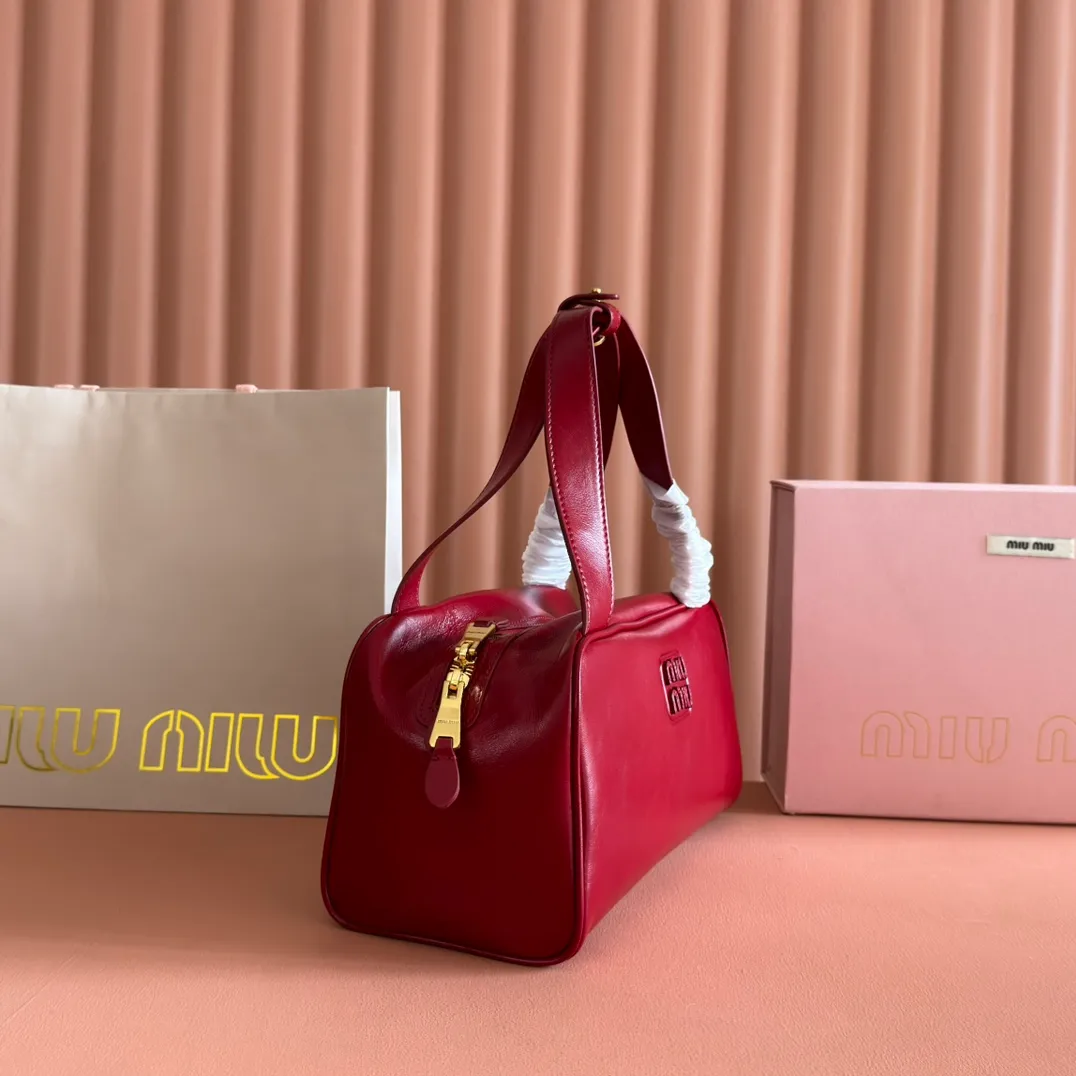 p1500💋💋💋【Original leather configuration counter complete package】Cow leather medium handbag No.: 5BB182_2IEO_F0041_V_M00 Compact and versatile, this new interpretation of the handbag features a flat handle, an elegant logo on the front and the subtle sheen of soft cow leather, embodying the refined spirit of Miu Miu. ●With handles ●Gold hardware ·Zipper closure ·Lined, double zip pockets ●Front engraved logo Width: 28 cm, Height: 15 cm, Length: 13 cm