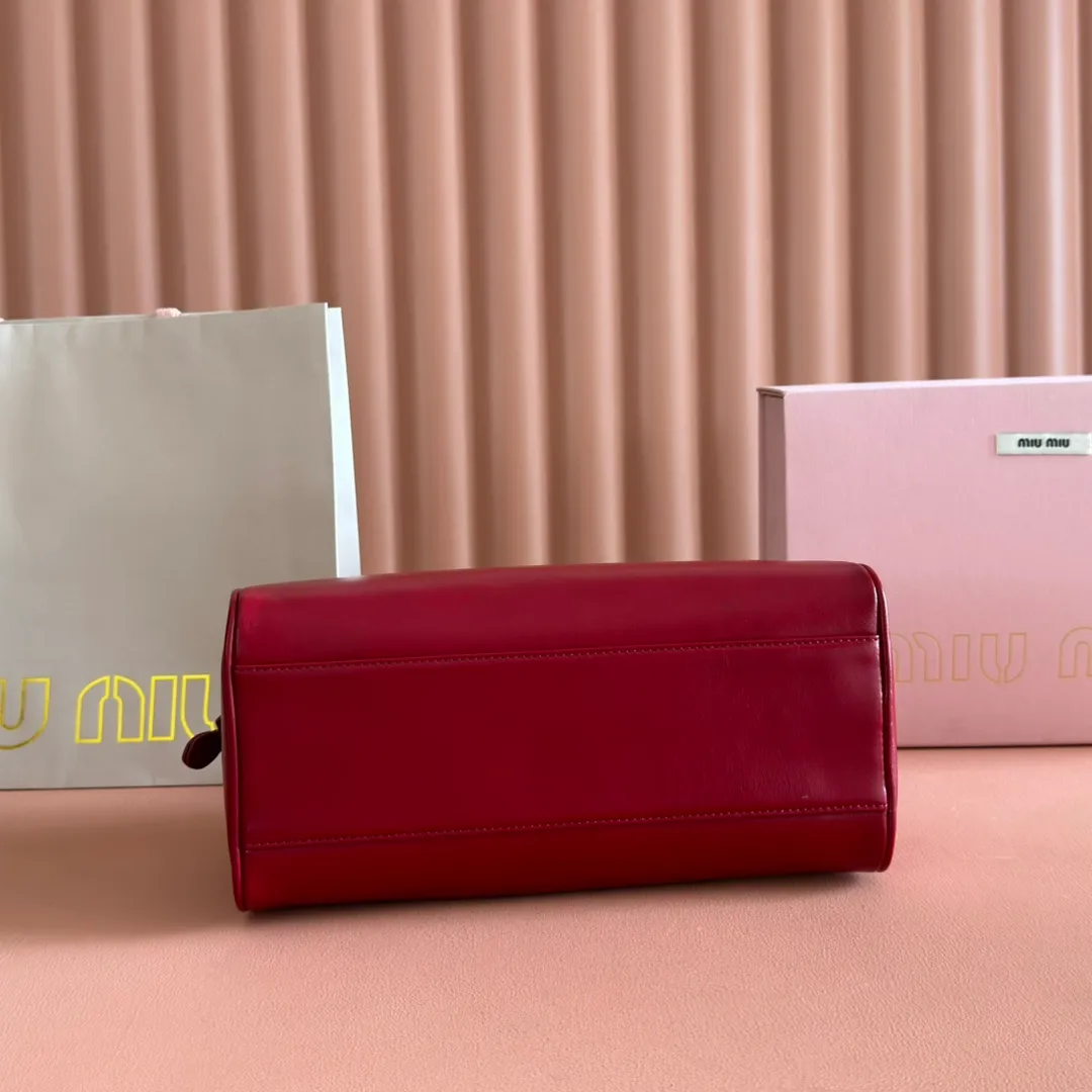 p1500💋💋💋【Original leather configuration counter complete package】Cow leather medium handbag No.: 5BB182_2IEO_F0041_V_M00 Compact and versatile, this new interpretation of the handbag features a flat handle, an elegant logo on the front and the subtle sheen of soft cow leather, embodying the refined spirit of Miu Miu. ●With handles ●Gold hardware ·Zipper closure ·Lined, double zip pockets ●Front engraved logo Width: 28 cm, Height: 15 cm, Length: 13 cm