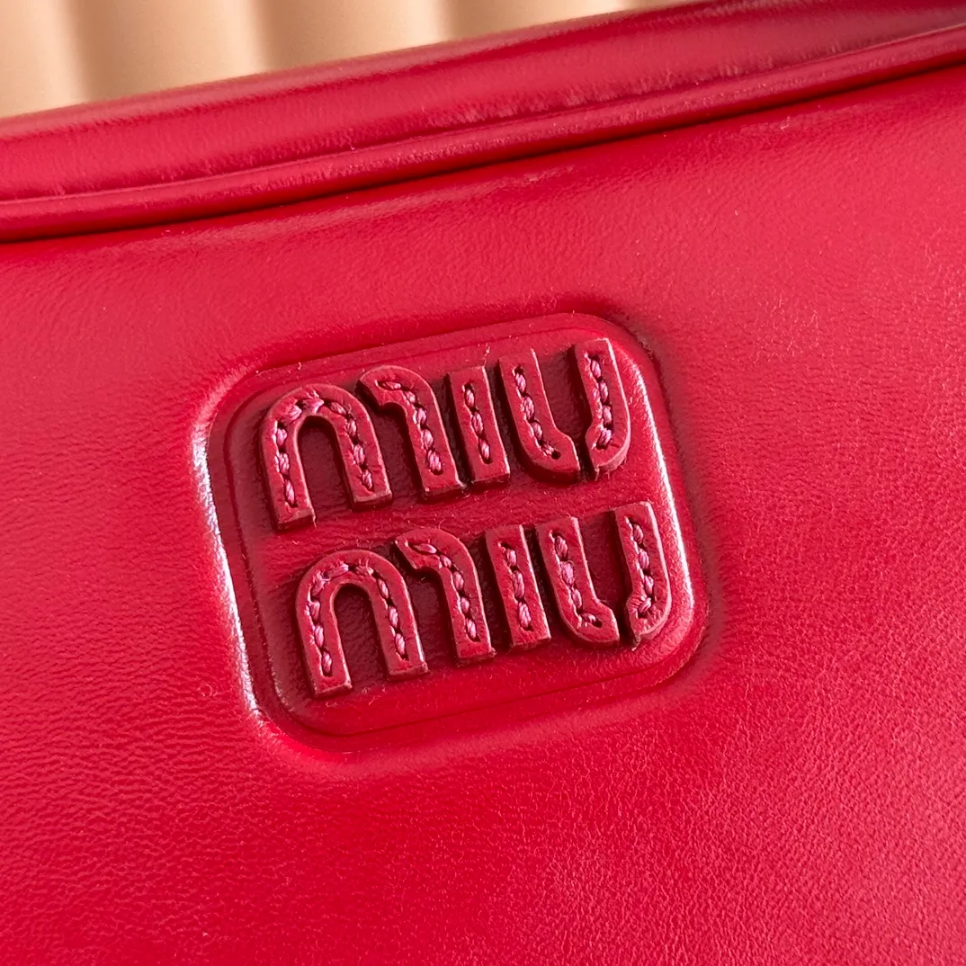 p1500💋💋💋【Original leather configuration counter complete package】Cow leather medium handbag No.: 5BB182_2IEO_F0041_V_M00 Compact and versatile, this new interpretation of the handbag features a flat handle, an elegant logo on the front and the subtle sheen of soft cow leather, embodying the refined spirit of Miu Miu. ●With handles ●Gold hardware ·Zipper closure ·Lined, double zip pockets ●Front engraved logo Width: 28 cm, Height: 15 cm, Length: 13 cm