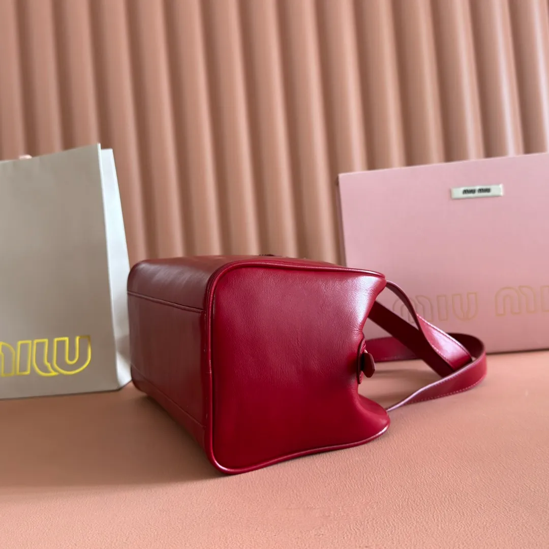 p1500💋💋💋【Original leather configuration counter complete package】Cow leather medium handbag No.: 5BB182_2IEO_F0041_V_M00 Compact and versatile, this new interpretation of the handbag features a flat handle, an elegant logo on the front and the subtle sheen of soft cow leather, embodying the refined spirit of Miu Miu. ●With handles ●Gold hardware ·Zipper closure ·Lined, double zip pockets ●Front engraved logo Width: 28 cm, Height: 15 cm, Length: 13 cm