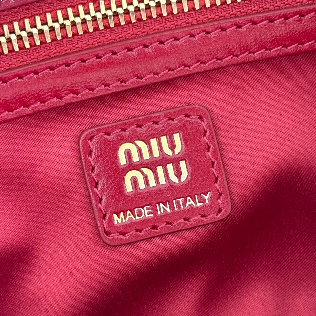 p1500💋💋💋【Original leather configuration counter complete package】Cow leather medium handbag No.: 5BB182_2IEO_F0041_V_M00 Compact and versatile, this new interpretation of the handbag features a flat handle, an elegant logo on the front and the subtle sheen of soft cow leather, embodying the refined spirit of Miu Miu. ●With handles ●Gold hardware ·Zipper closure ·Lined, double zip pockets ●Front engraved logo Width: 28 cm, Height: 15 cm, Length: 13 cm