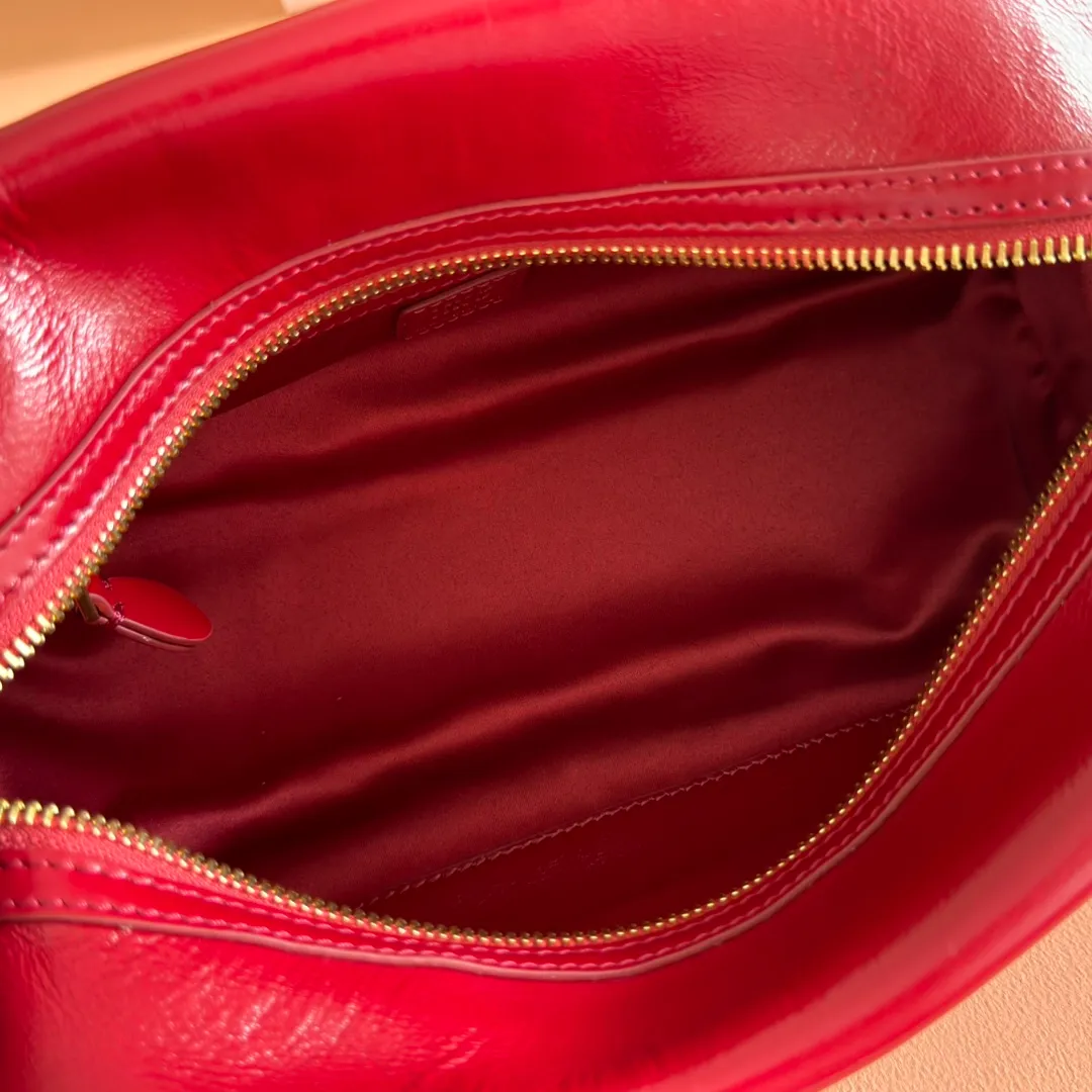 p1500💋💋💋【Original leather configuration counter complete package】Cow leather medium handbag No.: 5BB182_2IEO_F0041_V_M00 Compact and versatile, this new interpretation of the handbag features a flat handle, an elegant logo on the front and the subtle sheen of soft cow leather, embodying the refined spirit of Miu Miu. ●With handles ●Gold hardware ·Zipper closure ·Lined, double zip pockets ●Front engraved logo Width: 28 cm, Height: 15 cm, Length: 13 cm