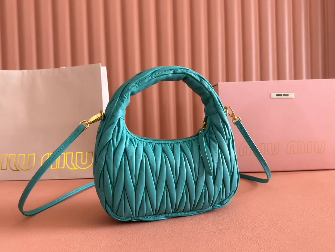 p1560💋💋💋【Premium hardware original leather】Wander Matelasse sheep leather Hobo handbag/crossbody bag ~ Wander handbag has become one of the classic accessories. This mini handbag is made of Matalasse sheep leather, using exquisite craftsmanship to create a three-dimensional effect, showing exquisite elegance. Presenting the Hobo bag style, blending retro style and modern elegance, it has become a new synonym for modern femininity. ～Golden hardware ～Zipper closure ～Metal lettering logo on the front ～Cotton satin lining Size: W20×H17×D6cm Number: _5BC125