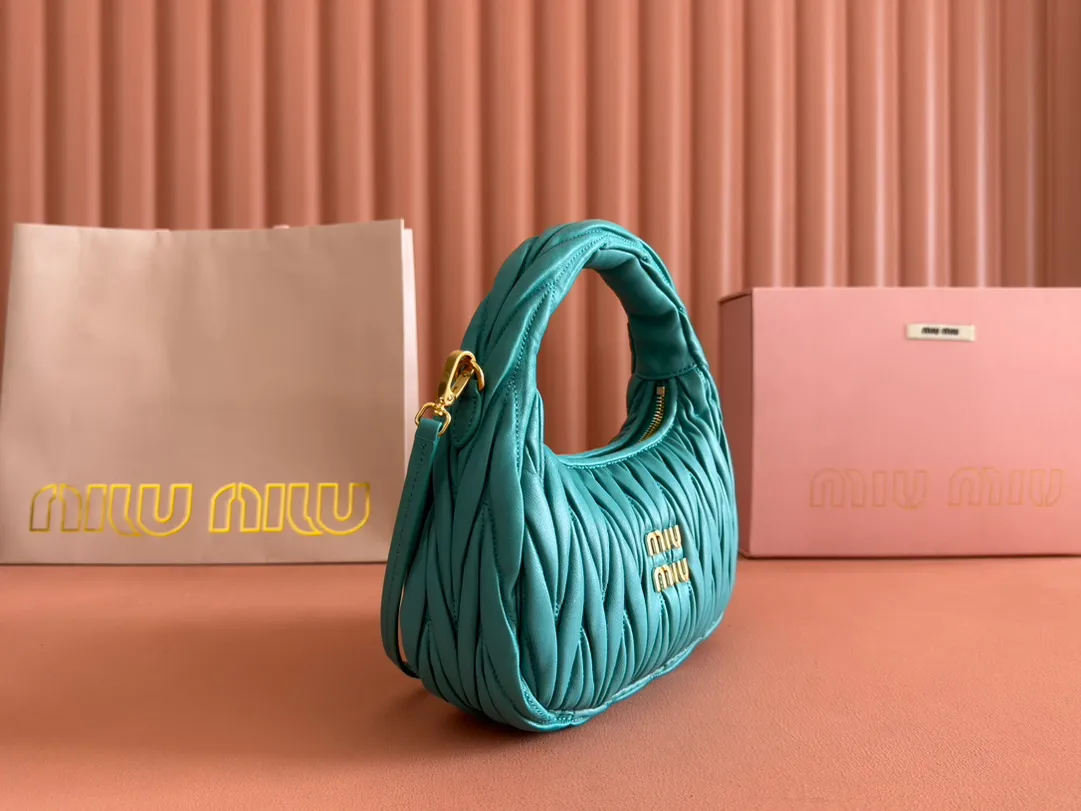 p1560💋💋💋【Premium hardware original leather】Wander Matelasse sheep leather Hobo handbag/crossbody bag ~ Wander handbag has become one of the classic accessories. This mini handbag is made of Matalasse sheep leather, using exquisite craftsmanship to create a three-dimensional effect, showing exquisite elegance. Presenting the Hobo bag style, blending retro style and modern elegance, it has become a new synonym for modern femininity. ～Golden hardware ～Zipper closure ～Metal lettering logo on the front ～Cotton satin lining Size: W20×H17×D6cm Number: _5BC125
