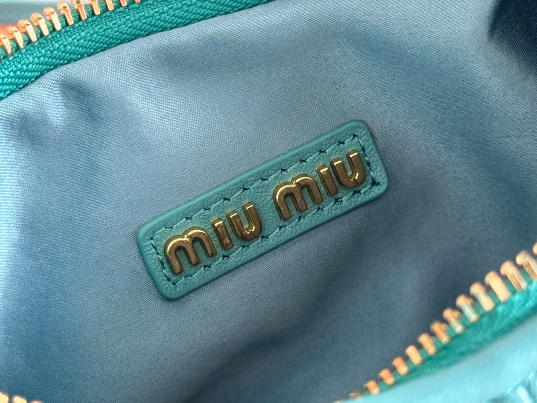 p1560💋💋💋【Premium hardware original leather】Wander Matelasse sheep leather Hobo handbag/crossbody bag ~ Wander handbag has become one of the classic accessories. This mini handbag is made of Matalasse sheep leather, using exquisite craftsmanship to create a three-dimensional effect, showing exquisite elegance. Presenting the Hobo bag style, blending retro style and modern elegance, it has become a new synonym for modern femininity. ～Golden hardware ～Zipper closure ～Metal lettering logo on the front ～Cotton satin lining Size: W20×H17×D6cm Number: _5BC125