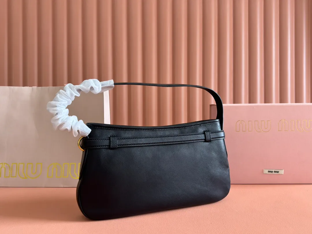 p1700. 💋💋💋"With full set of original counter packaging" [New product] New popular underarm second-hand bag, made of new soft fat sheepskin, soft and high-grade leather. This Aventure leather handbag is inspired by the 2009 M series archival design. The structure has been adjusted to reinterpret the unique shape and give it a new personality. It is decorated with embossed letter logo and adds iconic elements. Retro gold hardware, linen blend lining, internal zipper pocket, long wrist suitable for hand carry or shoulder Model: 5BC182. Size 33x19x5cm Color: brown/original leather. Made in Italy