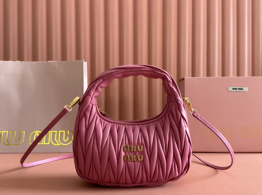 p1560💋💋💋【Premium hardware original leather】Wander Matelasse sheep leather Hobo handbag/crossbody bag ~ Wander handbag has become one of the classic accessories. This mini handbag is made of Matalasse sheep leather, using exquisite craftsmanship to create a three-dimensional effect, showing exquisite elegance. Presenting the Hobo bag style, blending retro style and modern elegance, it has become a new synonym for modern femininity. ～Golden hardware ～Zip closure ～Metal lettering logo on the front ～Cotton satin lining Size: W23×H13×D7cm Number: _5BC125