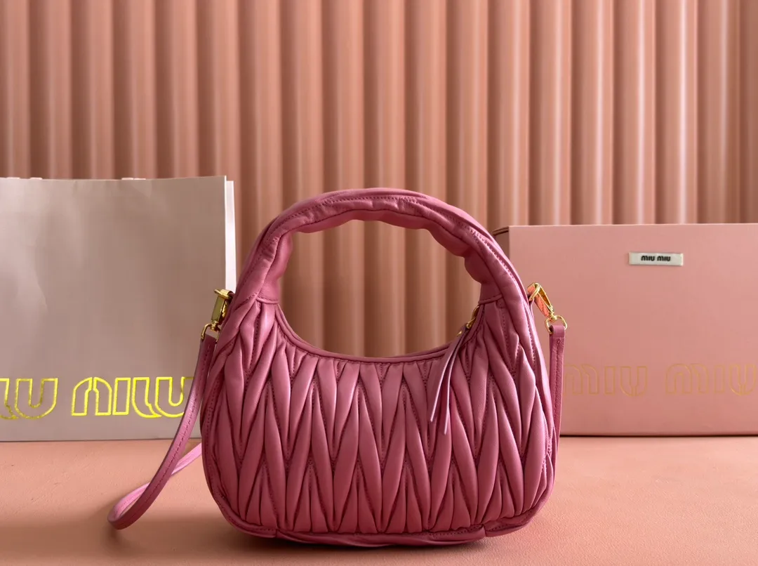 p1560💋💋💋【Premium hardware original leather】Wander Matelasse sheep leather Hobo handbag/crossbody bag ~ Wander handbag has become one of the classic accessories. This mini handbag is made of Matalasse sheep leather, using exquisite craftsmanship to create a three-dimensional effect, showing exquisite elegance. Presenting the Hobo bag style, blending retro style and modern elegance, it has become a new synonym for modern femininity. ～Golden hardware ～Zip closure ～Metal lettering logo on the front ～Cotton satin lining Size: W23×H13×D7cm Number: _5BC125