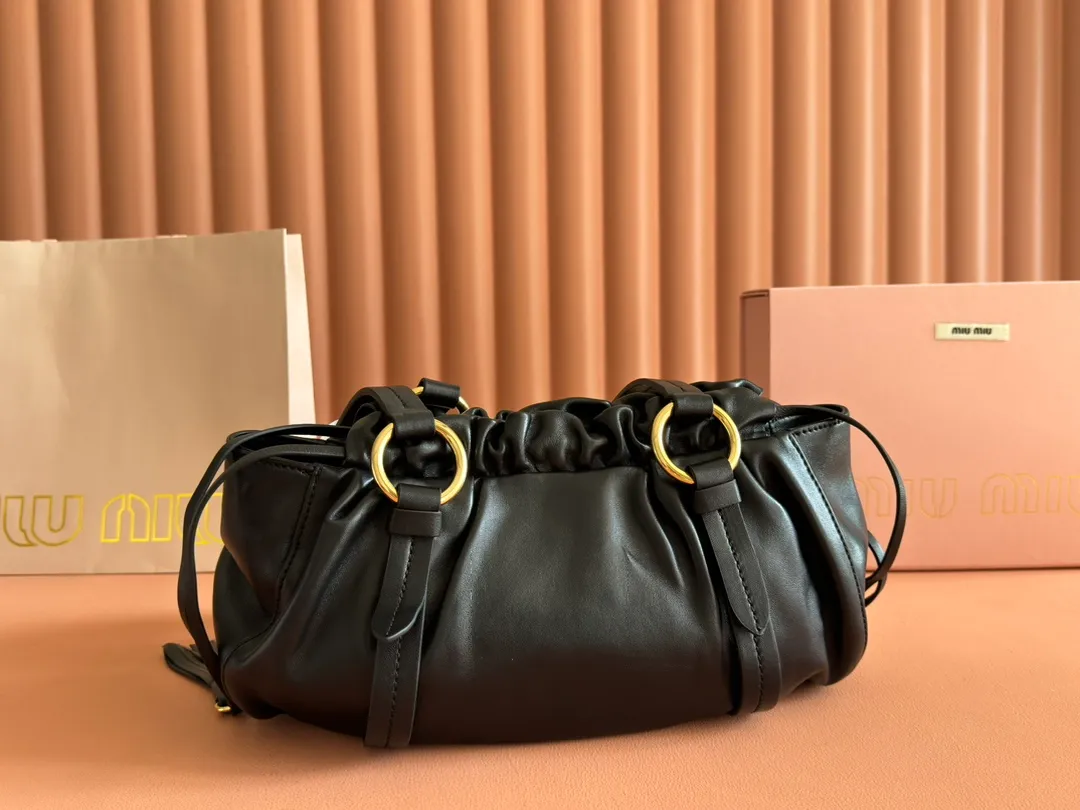 p1720💋💋💋【Equipped with a full set of premium hardware at the counter and original leather】Joke Nappa sheep leather handbag ~ Brown The new Joie is made of Nappa sheep leather and decorated with exquisite hangings and letter logos to increase brand recognition. Detachable charm, antiqued gold hardware, metal letter logo on front, magnetic fastening, lining and zipped pocket. Size: W32×H16×D10.5cm No.: 5BG306