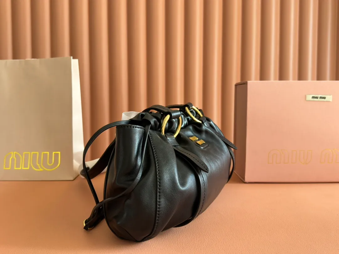 p1720💋💋💋【Equipped with a full set of premium hardware at the counter and original leather】Joke Nappa sheep leather handbag ~ Brown The new Joie is made of Nappa sheep leather and decorated with exquisite hangings and letter logos to increase brand recognition. Detachable charm, antiqued gold hardware, metal letter logo on front, magnetic fastening, lining and zipped pocket. Size: W32×H16×D10.5cm No.: 5BG306
