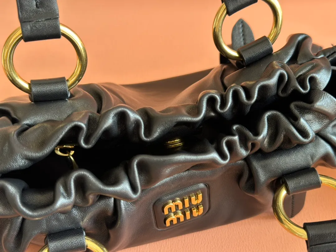 p1720💋💋💋【Equipped with a full set of premium hardware at the counter and original leather】Joke Nappa sheep leather handbag ~ Brown The new Joie is made of Nappa sheep leather and decorated with exquisite hangings and letter logos to increase brand recognition. Detachable charm, antiqued gold hardware, metal letter logo on front, magnetic fastening, lining and zipped pocket. Size: W32×H16×D10.5cm No.: 5BG306