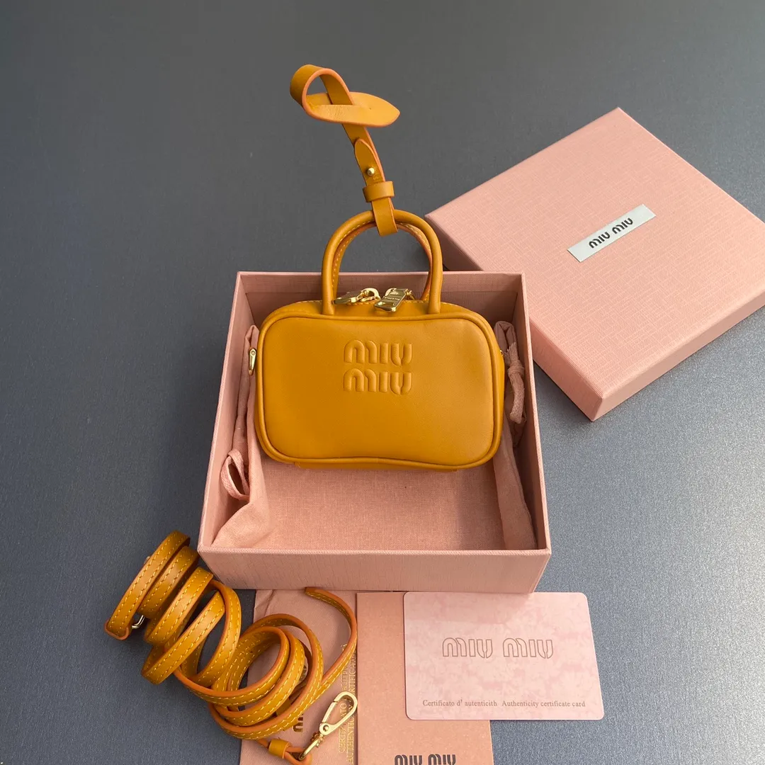 [Special grade hardware original leather] ¥800 ~ Pumpkin color imported cow leather pendant. This pendant can be decorated with other accessories and has a unique style. Decorated with an embossed logo for an added signature touch. - Lace-up closure - Zipper closure - Embossed letter logo - Lined Dimensions: w11×h7×d4cm (Pomegranate Orange) Number: 5NR036_020_MM030