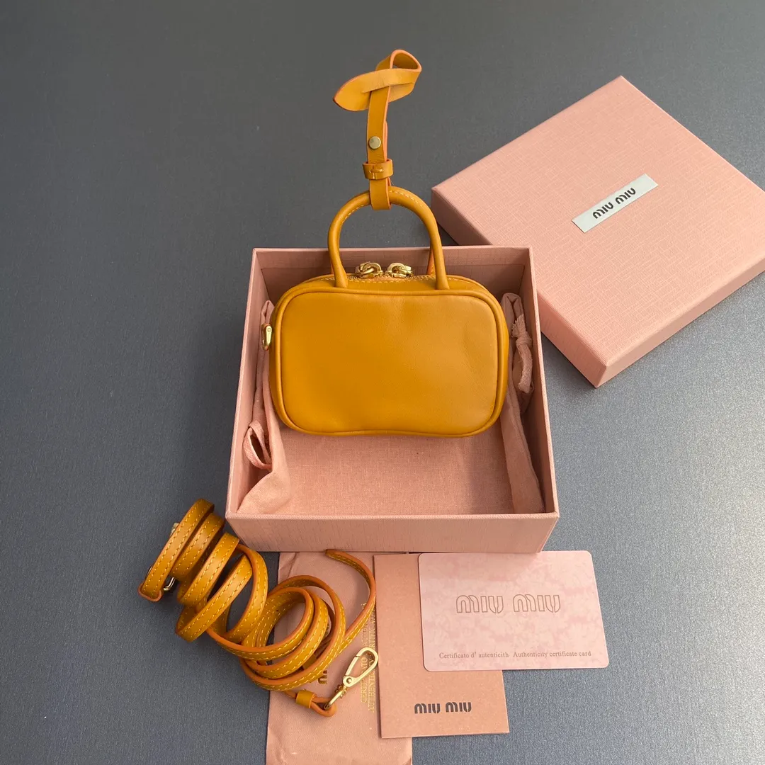 [Special grade hardware original leather] ¥800 ~ Pumpkin color imported cow leather pendant. This pendant can be decorated with other accessories and has a unique style. Decorated with an embossed logo for an added signature touch. - Lace-up closure - Zipper closure - Embossed letter logo - Lined Dimensions: w11×h7×d4cm (Pomegranate Orange) Number: 5NR036_020_MM030