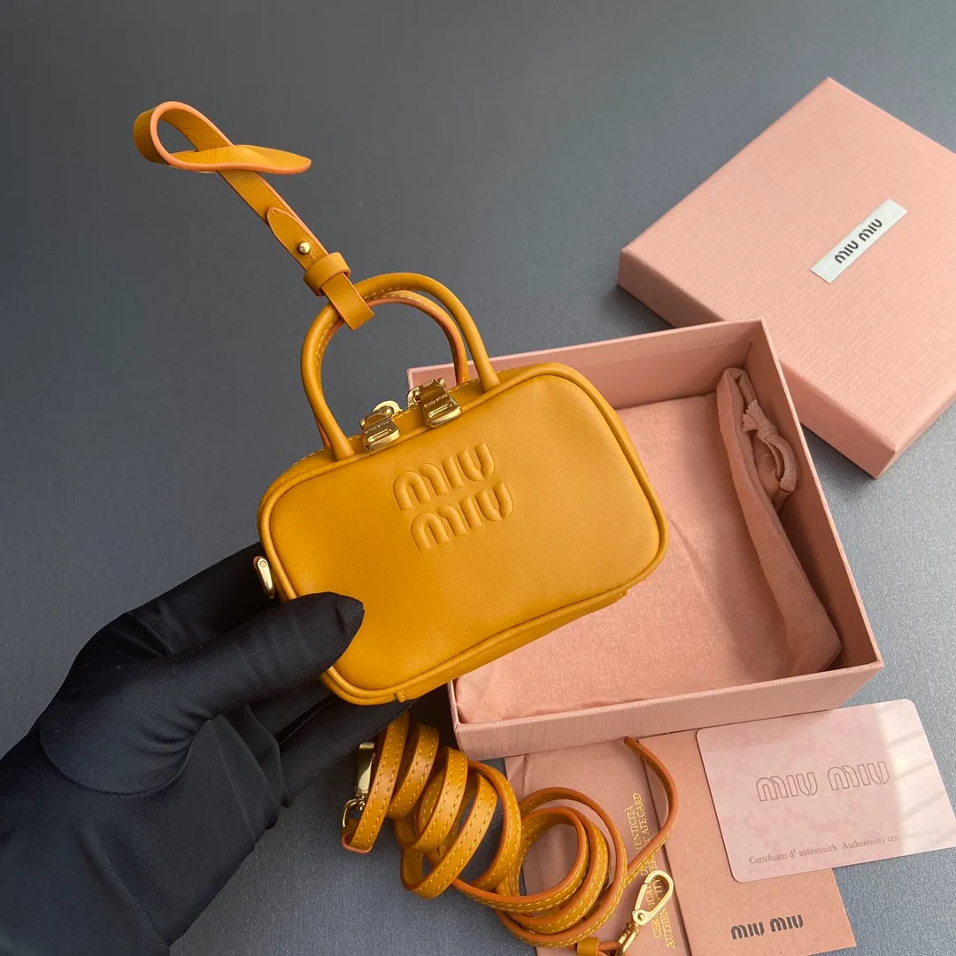 [Special grade hardware original leather] ¥800 ~ Pumpkin color imported cow leather pendant. This pendant can be decorated with other accessories and has a unique style. Decorated with an embossed logo for an added signature touch. - Lace-up closure - Zipper closure - Embossed letter logo - Lined Dimensions: w11×h7×d4cm (Pomegranate Orange) Number: 5NR036_020_MM030