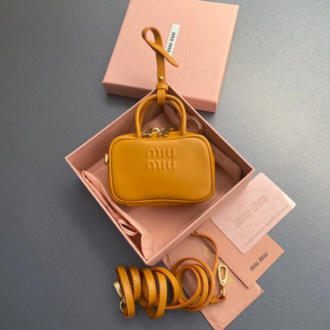 [Special grade hardware original leather] ¥800 ~ Pumpkin color imported cow leather pendant. This pendant can be decorated with other accessories and has a unique style. Decorated with an embossed logo for an added signature touch. - Lace-up closure - Zipper closure - Embossed letter logo - Lined Dimensions: w11×h7×d4cm (Pomegranate Orange) Number: 5NR036_020_MM030