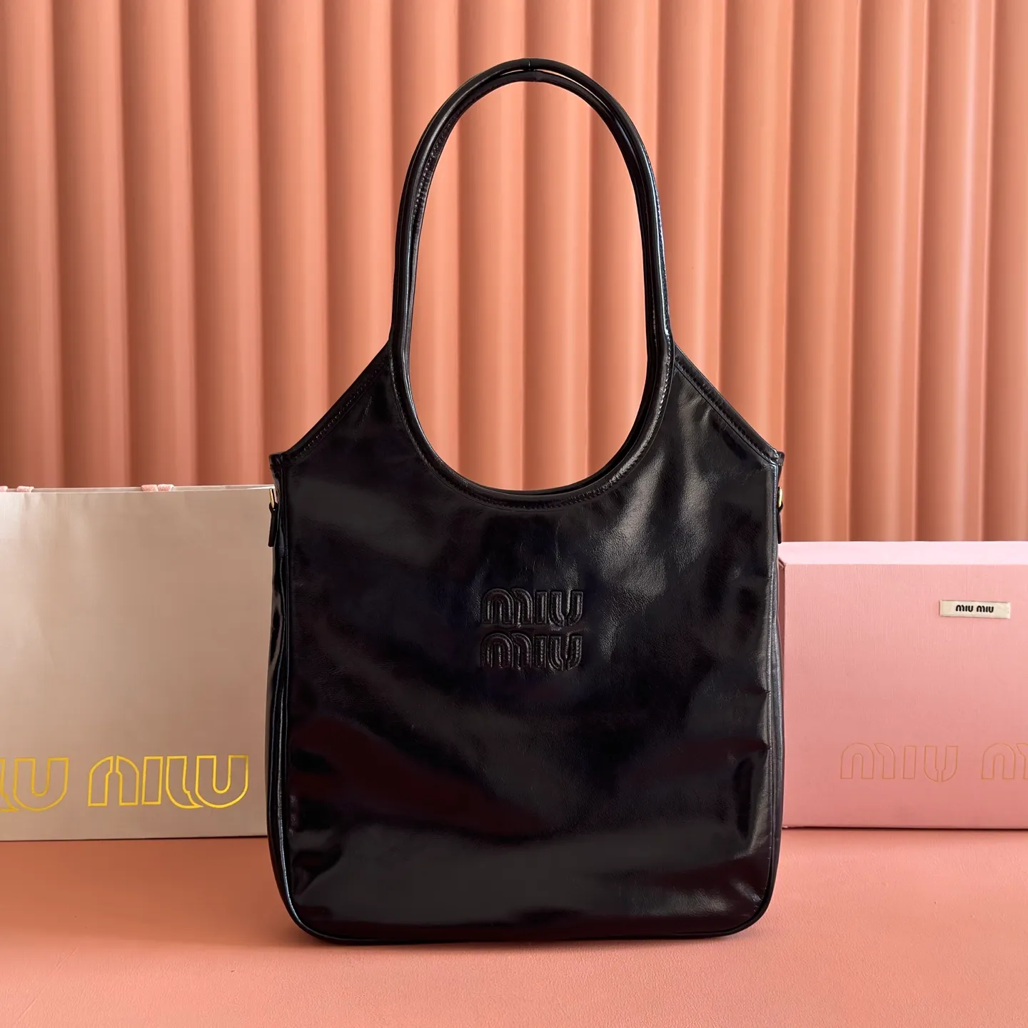 p1700💋💋💋【Original configuration counter full set】5BG311 new oil wax leather reinterprets the classic tote bag IVY, showing a practical and multi-functional elegant style. The soft cow leather luster is combined with exquisite finishes and the iconic same-color lettering logo, and The thickened sides of the old half-day style, the new oil-waxed patent leather, the leather texture is unique, the bag body is soft but not slumped, the temperament is casual and lazy, the capacity is super large, you can carry it on the street every day for a 100% return rate, the leather logo is hand-stitched, the interior is brand new linen, with zipper pocket, size 35 X 40cm