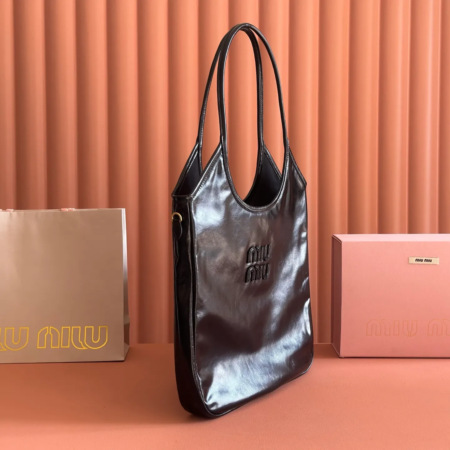 p1700💋💋💋【Original configuration counter full set】5BG311 new oil wax leather reinterprets the classic tote bag IVY, showing a practical and multi-functional elegant style. The soft cow leather luster is combined with exquisite finishes and the iconic same-color lettering logo, and The thickened sides of the old half-day style, the new oil-waxed patent leather, the leather texture is unique, the bag body is soft but not slumped, the temperament is casual and lazy, the capacity is super large, you can carry it on the street every day for a 100% return rate, the leather logo is hand-stitched, the interior is brand new linen, with zipper pocket, size 35 X 40cm