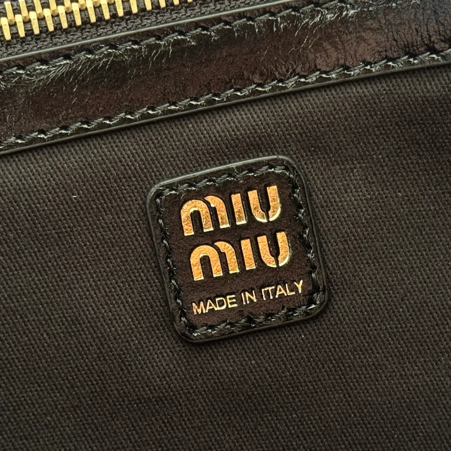 p1700💋💋💋【Original configuration counter full set】5BG311 new oil wax leather reinterprets the classic tote bag IVY, showing a practical and multi-functional elegant style. The soft cow leather luster is combined with exquisite finishes and the iconic same-color lettering logo, and The thickened sides of the old half-day style, the new oil-waxed patent leather, the leather texture is unique, the bag body is soft but not slumped, the temperament is casual and lazy, the capacity is super large, you can carry it on the street every day for a 100% return rate, the leather logo is hand-stitched, the interior is brand new linen, with zipper pocket, size 35 X 40cm