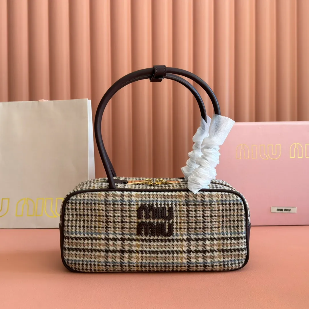 p1500💋💋💋"With full set of original factory counter packaging"💕💋 The M family's new canvas bowling ball is made of new Plover wool velvet and high-grade plain calfskin. The bold and innovative design perfectly interprets Miu's eclectic, free and inclusive attitude towards life. This bag is cool, with a refined multi-functional design that combines men's and women's elements. It is casual, lazy, natural and full of personality. It has a new canvas lining. It is not unreasonable that it is popular all over the Internet. All major fashion stars love to carry it. Model: 5bb173. Size: 28X12X9cm.