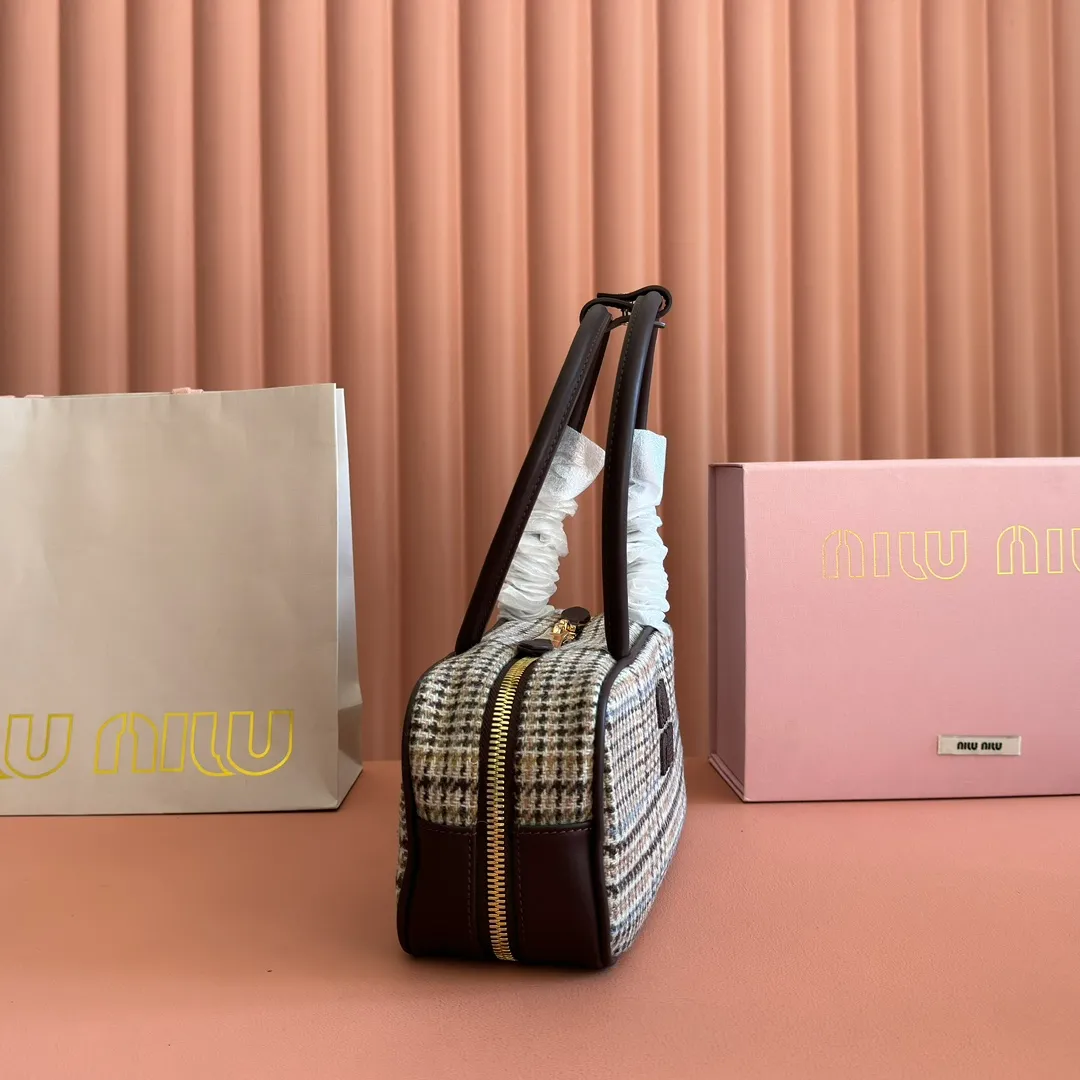 p1500💋💋💋"With full set of original factory counter packaging"💕💋 The M family's new canvas bowling ball is made of new Plover wool velvet and high-grade plain calfskin. The bold and innovative design perfectly interprets Miu's eclectic, free and inclusive attitude towards life. This bag is cool, with a refined multi-functional design that combines men's and women's elements. It is casual, lazy, natural and full of personality. It has a new canvas lining. It is not unreasonable that it is popular all over the Internet. All major fashion stars love to carry it. Model: 5bb173. Size: 28X12X9cm.