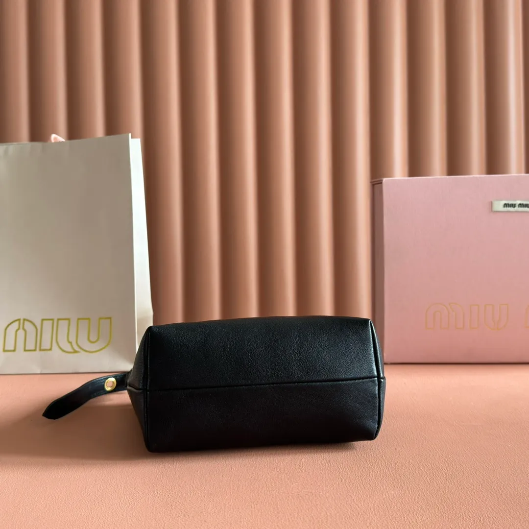 p1260💋💋💋 [Configured with full set of counter packaging] 5NE841, new lunch box bag, unique ice crack texture, iconic Miu amount logo on the front, cotton lining, ultra-light, large capacity, looks good no matter how you wear it, suitable for all seasons, size: bottom length 19cm, opening width 25.5cm, height 14cm, bottom width 10cm