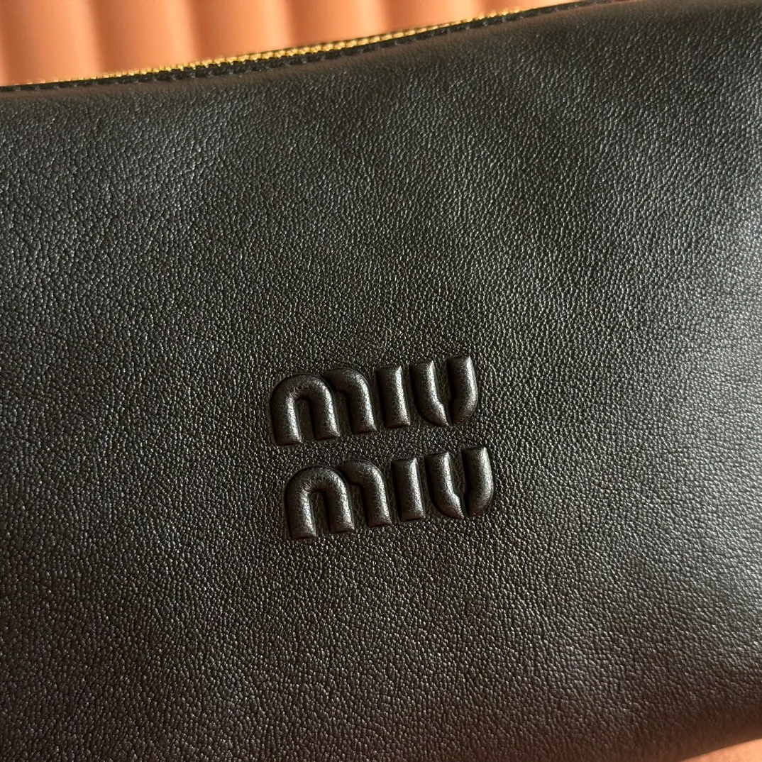 p1260💋💋💋 [Configured with full set of counter packaging] 5NE841, new lunch box bag, unique ice crack texture, iconic Miu amount logo on the front, cotton lining, ultra-light, large capacity, looks good no matter how you wear it, suitable for all seasons, size: bottom length 19cm, opening width 25.5cm, height 14cm, bottom width 10cm