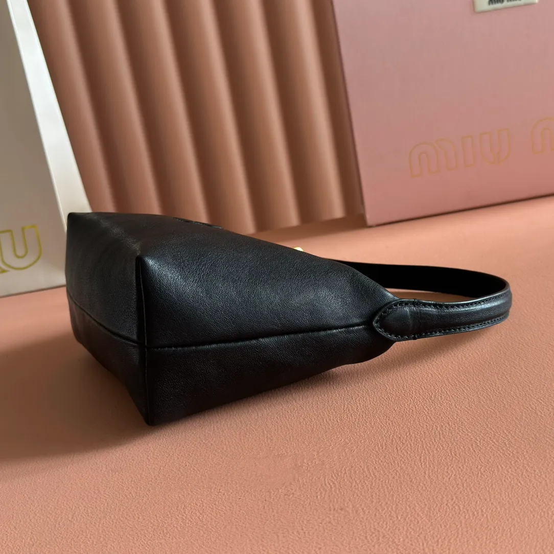 p1260💋💋💋 [Configured with full set of counter packaging] 5NE841, new lunch box bag, unique ice crack texture, iconic Miu amount logo on the front, cotton lining, ultra-light, large capacity, looks good no matter how you wear it, suitable for all seasons, size: bottom length 19cm, opening width 25.5cm, height 14cm, bottom width 10cm