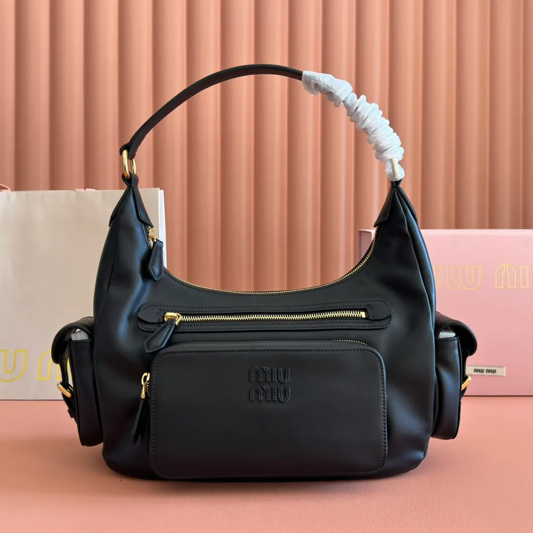 p2200💋💋💋【Full set of packaging at the counter】𝗠𝗶𝘂 𝗠𝗶𝘂 𝗣𝗼𝗰𝗸𝗲𝘁Motorcycle bag This MIU pocket bag is so big that even a rich family’s daughter is carrying it! Full leather inside and out, the leather is very soft and feels super good. The Tori zipper + three-dimensional pockets are retro and can be carried in one bag under the arm to unlock two ways of carrying it. Fashionable girls, please plant this motorcycle bag! Size: 38cm long (measured including the 2 side pockets, 33cm excluding it) Style number: 5BC189 black Dimensions: length 38×width 14×height 20cm