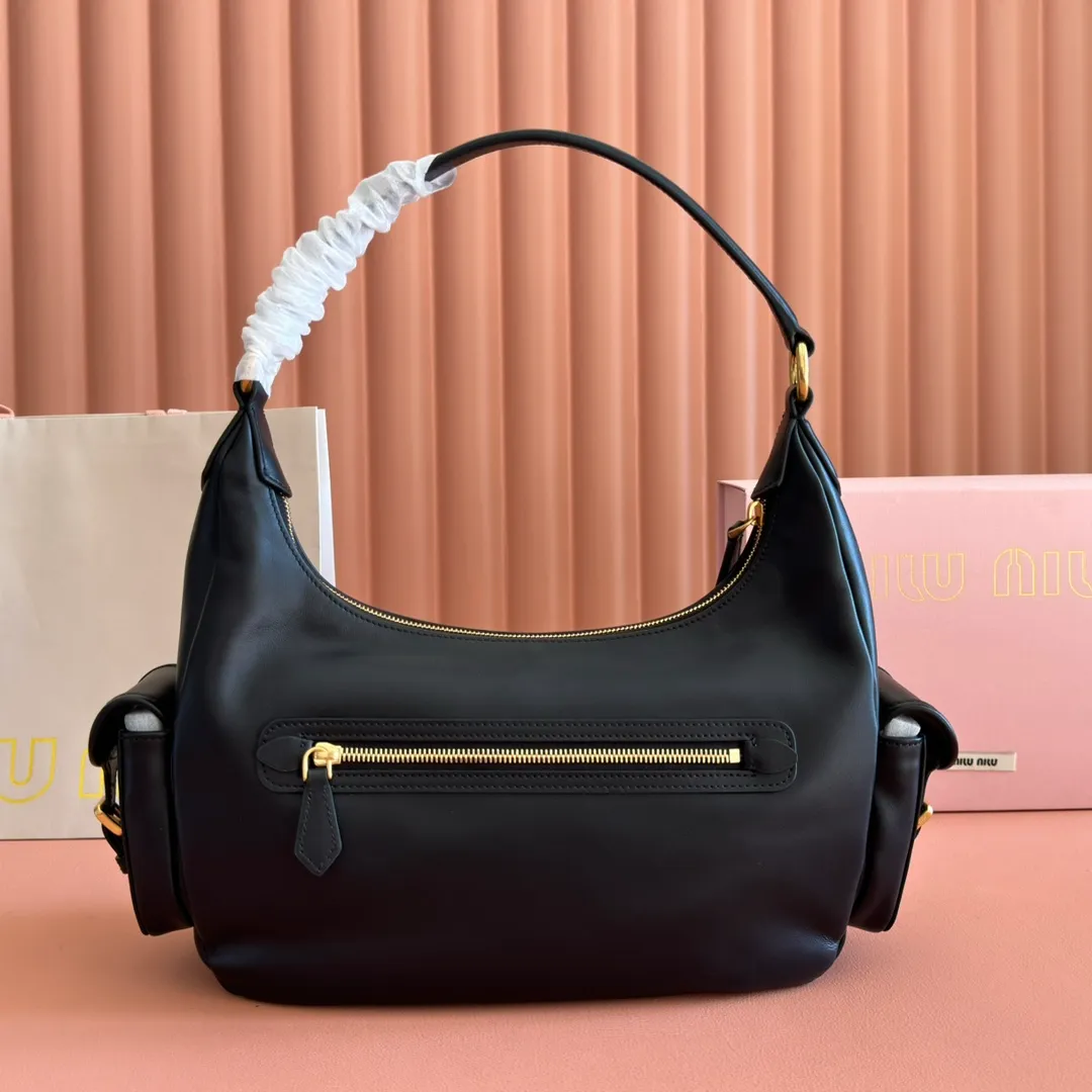 p2200💋💋💋【Full set of packaging at the counter】𝗠𝗶𝘂 𝗠𝗶𝘂 𝗣𝗼𝗰𝗸𝗲𝘁Motorcycle bag This MIU pocket bag is so big that even a rich family’s daughter is carrying it! Full leather inside and out, the leather is very soft and feels super good. The Tori zipper + three-dimensional pockets are retro and can be carried in one bag under the arm to unlock two ways of carrying it. Fashionable girls, please plant this motorcycle bag! Size: 38cm long (measured including the 2 side pockets, 33cm excluding it) Style number: 5BC189 black Dimensions: length 38×width 14×height 20cm