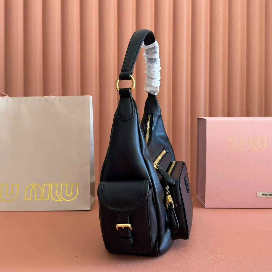 p2200💋💋💋【Full set of packaging at the counter】𝗠𝗶𝘂 𝗠𝗶𝘂 𝗣𝗼𝗰𝗸𝗲𝘁Motorcycle bag This MIU pocket bag is so big that even a rich family’s daughter is carrying it! Full leather inside and out, the leather is very soft and feels super good. The Tori zipper + three-dimensional pockets are retro and can be carried in one bag under the arm to unlock two ways of carrying it. Fashionable girls, please plant this motorcycle bag! Size: 38cm long (measured including the 2 side pockets, 33cm excluding it) Style number: 5BC189 black Dimensions: length 38×width 14×height 20cm