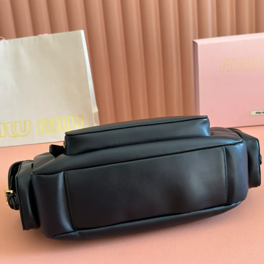 p2200💋💋💋【Full set of packaging at the counter】𝗠𝗶𝘂 𝗠𝗶𝘂 𝗣𝗼𝗰𝗸𝗲𝘁Motorcycle bag This MIU pocket bag is so big that even a rich family’s daughter is carrying it! Full leather inside and out, the leather is very soft and feels super good. The Tori zipper + three-dimensional pockets are retro and can be carried in one bag under the arm to unlock two ways of carrying it. Fashionable girls, please plant this motorcycle bag! Size: 38cm long (measured including the 2 side pockets, 33cm excluding it) Style number: 5BC189 black Dimensions: length 38×width 14×height 20cm