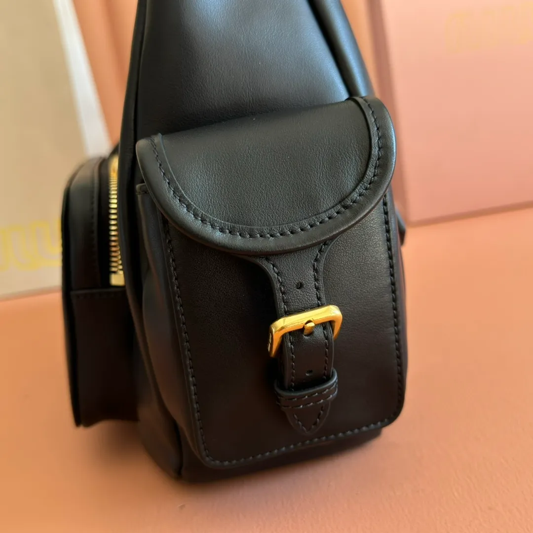 p2200💋💋💋【Full set of packaging at the counter】𝗠𝗶𝘂 𝗠𝗶𝘂 𝗣𝗼𝗰𝗸𝗲𝘁Motorcycle bag This MIU pocket bag is so big that even a rich family’s daughter is carrying it! Full leather inside and out, the leather is very soft and feels super good. The Tori zipper + three-dimensional pockets are retro and can be carried in one bag under the arm to unlock two ways of carrying it. Fashionable girls, please plant this motorcycle bag! Size: 38cm long (measured including the 2 side pockets, 33cm excluding it) Style number: 5BC189 black Dimensions: length 38×width 14×height 20cm